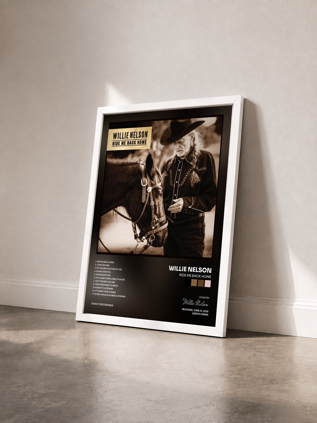 #blanc Tableau de l'album Ride Me Back Home de Willie Nelson vu de trois quarts, cadre blanc