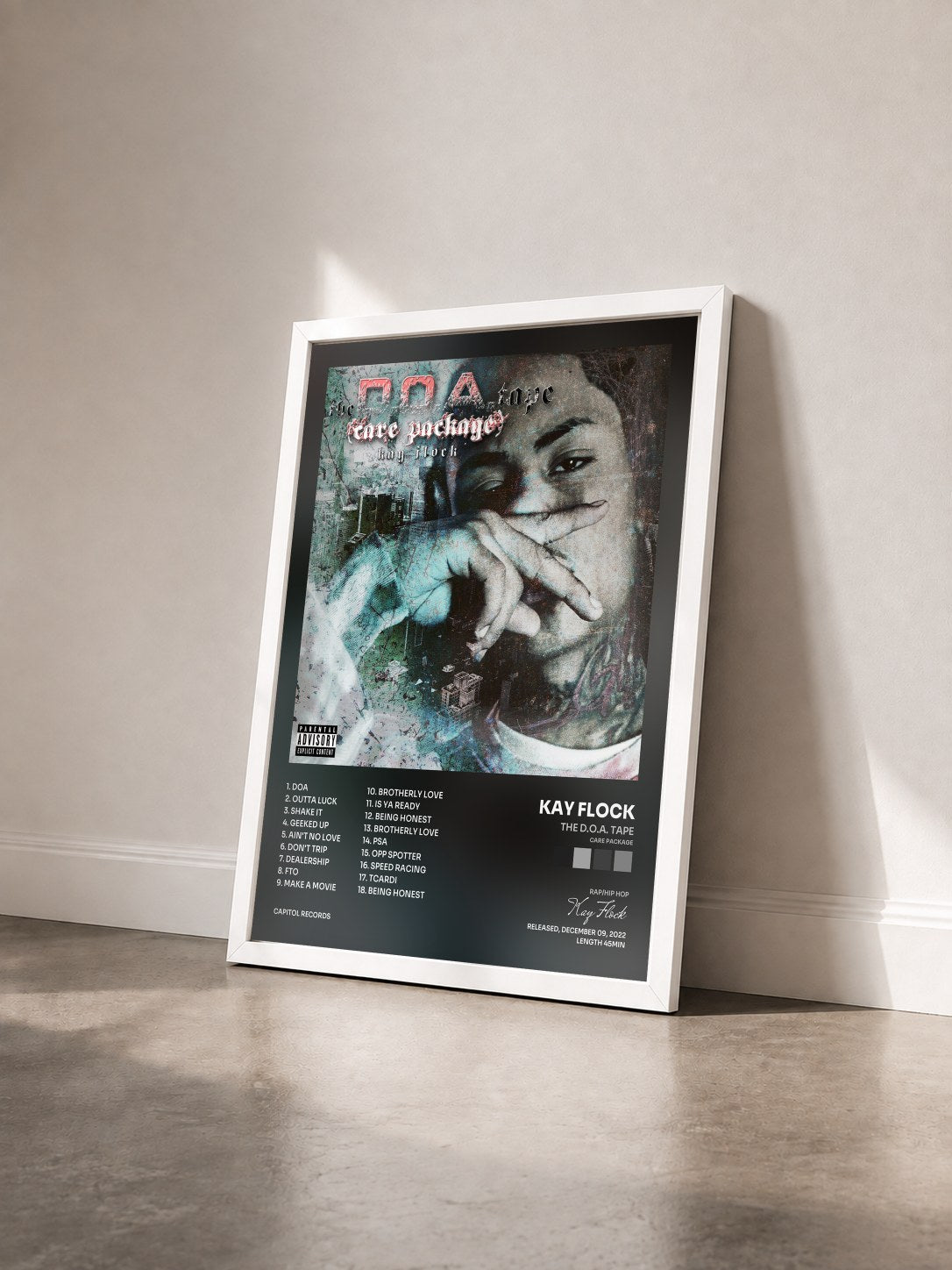 #blanc Tableau de l'album The D.O.A. Tape (Care Package) de Kay Flock vu de trois quarts, cadre blanc