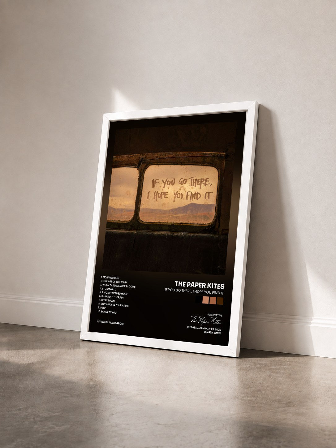 #blanc Tableau de l'album If You Go There, I Hope You Find It de The Paper Kites vu de trois quarts, cadre blanc