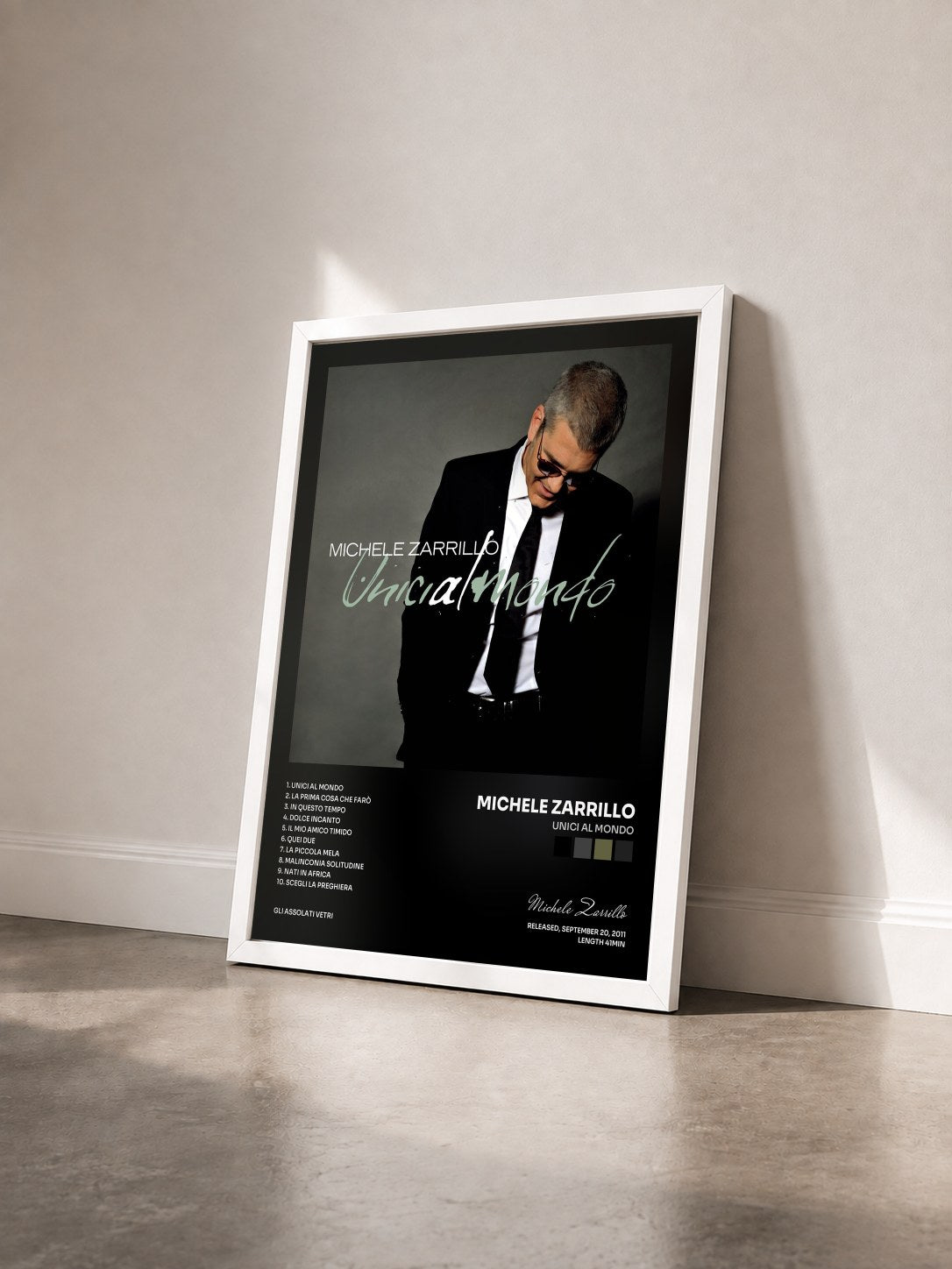 #blanc Tableau de l'album Unici Al Mondo de Michele Zarrillo vu de trois quarts, cadre blanc