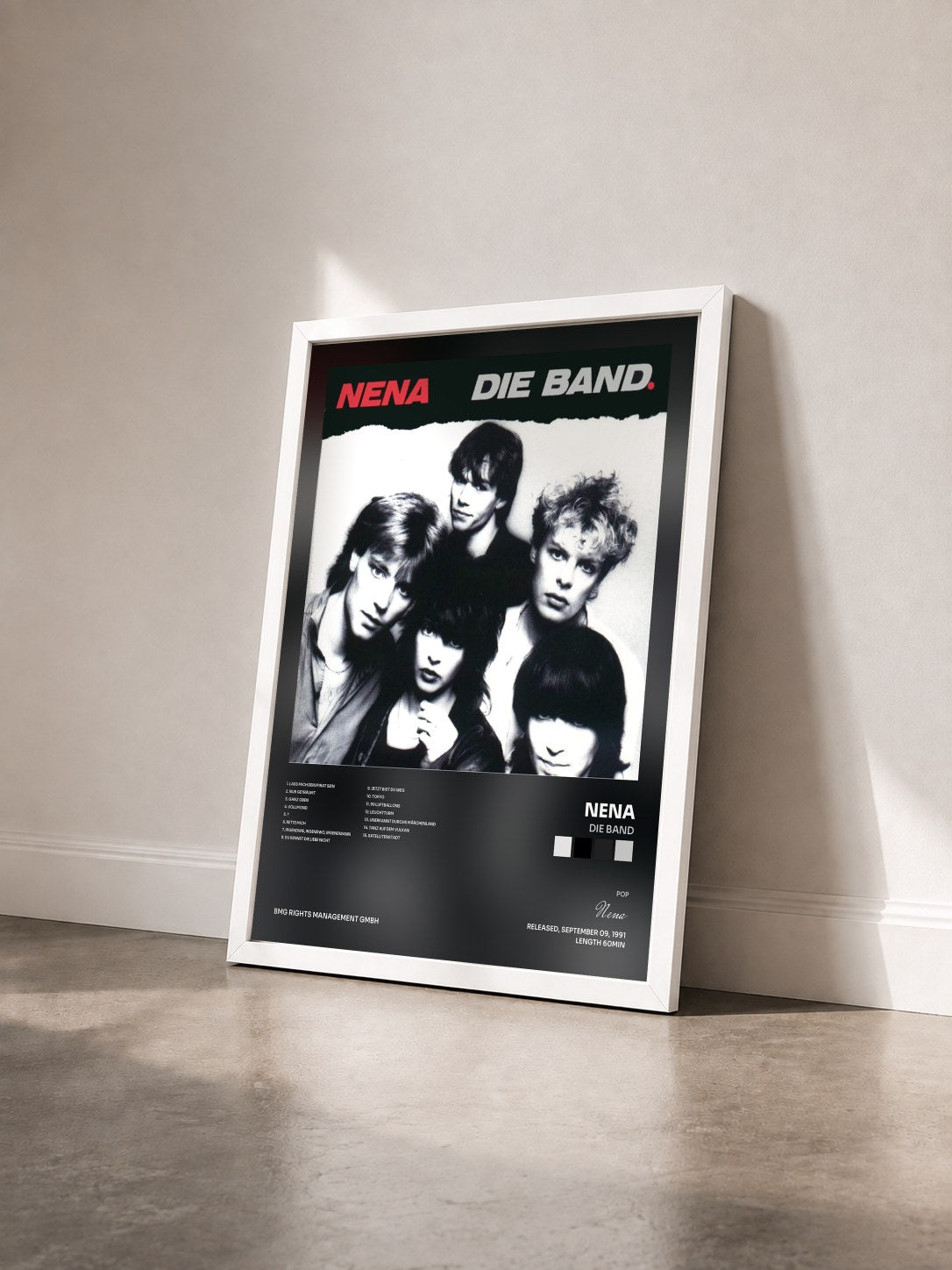 #blanc Tableau de l'album Die Band de Nena vu de trois quarts, cadre blanc