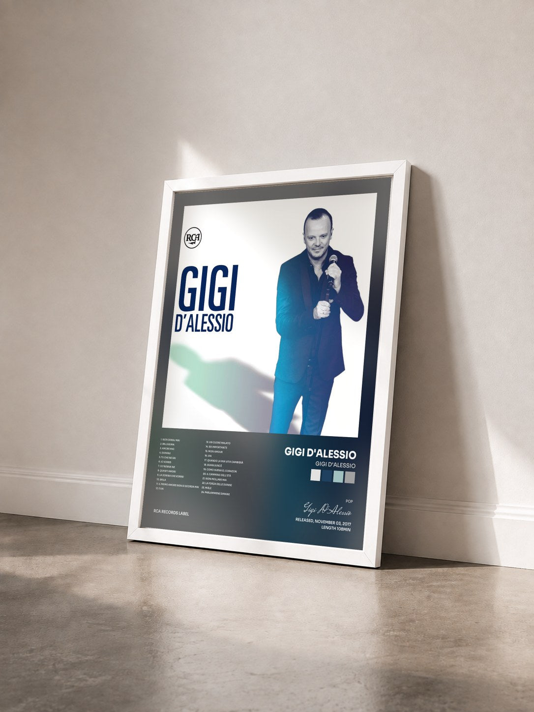 #blanc Tableau de l'album Gigi D'Alessio de Gigi D'Alessio vu de trois quarts, cadre blanc