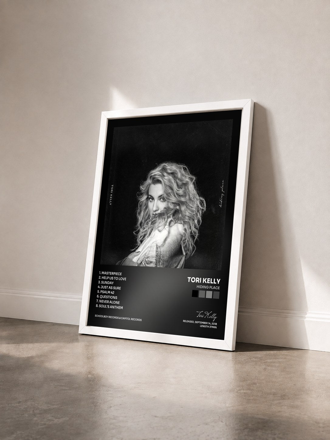 #blanc Tableau de l'album Hiding Place de Tori Kelly vu de trois quarts, cadre blanc