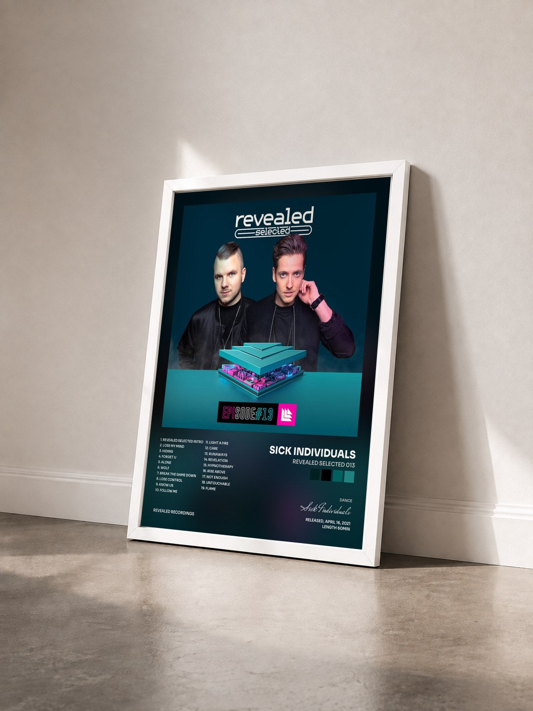 #blanc Tableau de l'album Revealed Selected 013 de Sick Individuals vu de trois quarts, cadre blanc