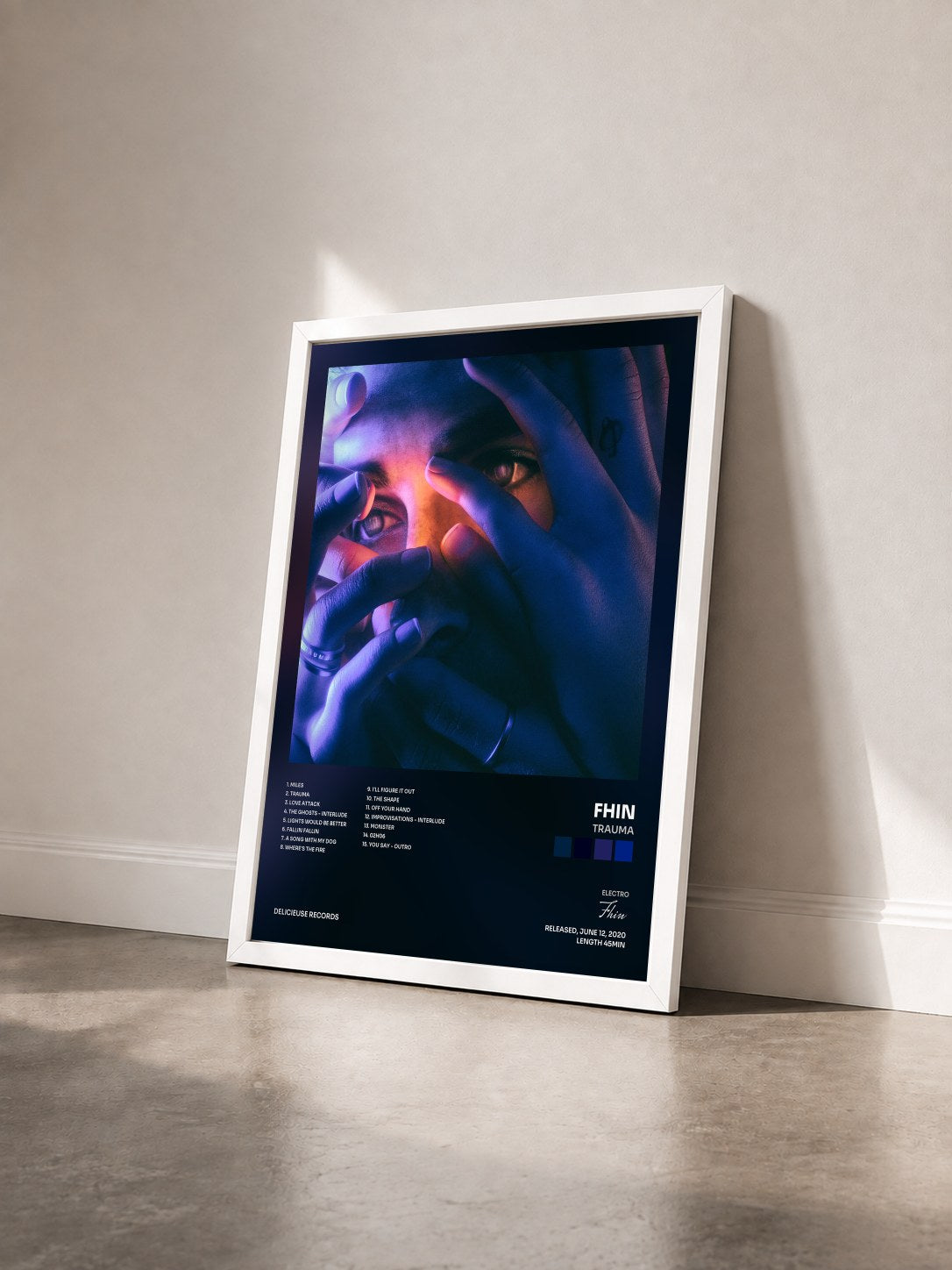 #blanc Tableau de l'album Trauma de Fhin vu de trois quarts, cadre blanc