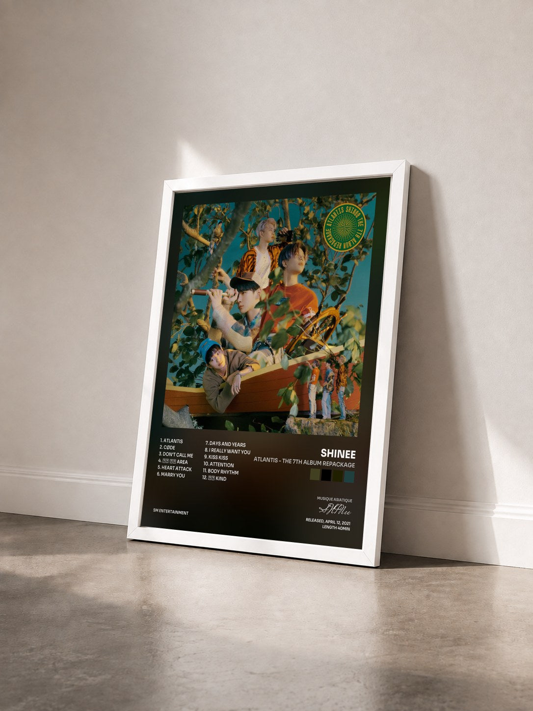 #blanc Tableau de l'album Atlantis - The 7th Album Repackage de SHINee vu de trois quarts, cadre blanc