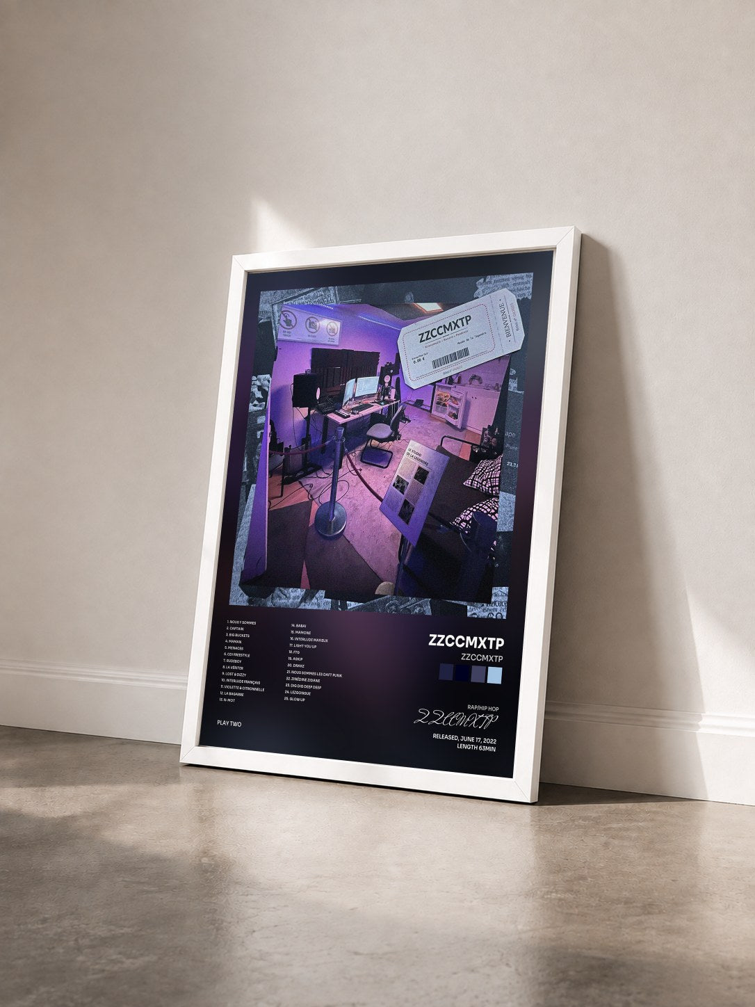 #blanc Tableau de l'album ZZCCMXTP de ZZCCMXTP vu de trois quarts, cadre blanc