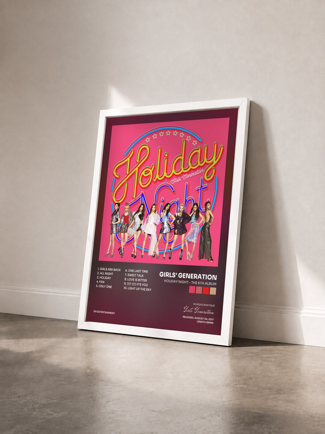 #blanc Tableau de l'album Holiday Night - The 6th Album de Girls' Generation vu de trois quarts, cadre blanc