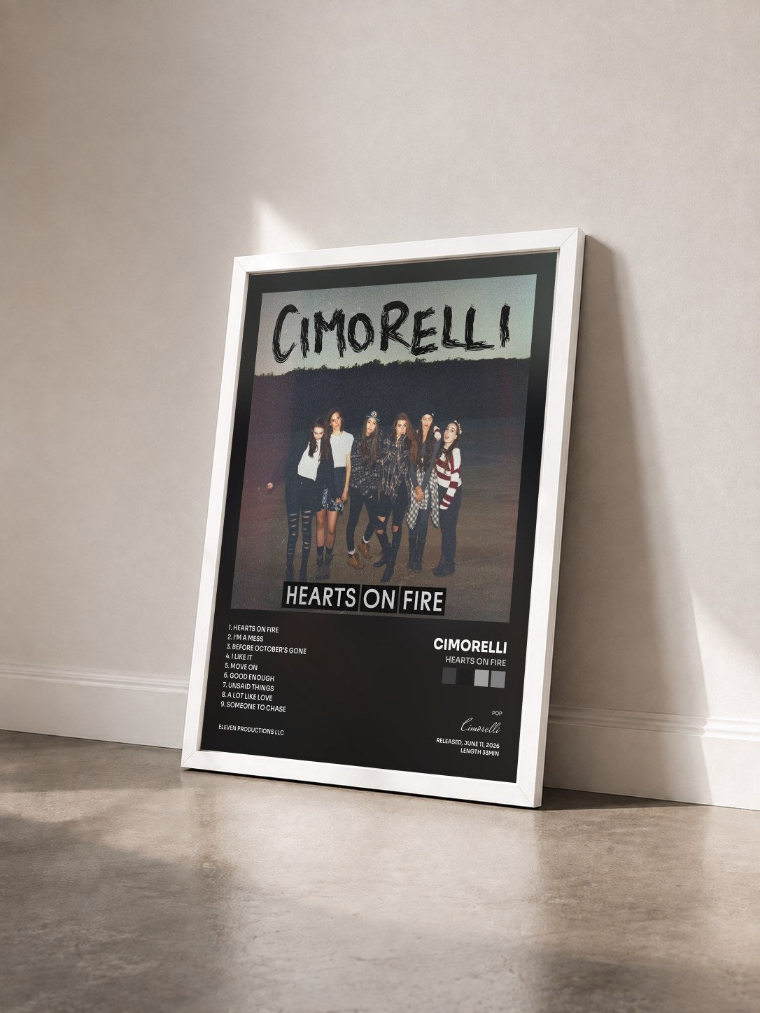 #blanc Tableau de l'album Hearts on Fire de Cimorelli vu de trois quarts, cadre blanc