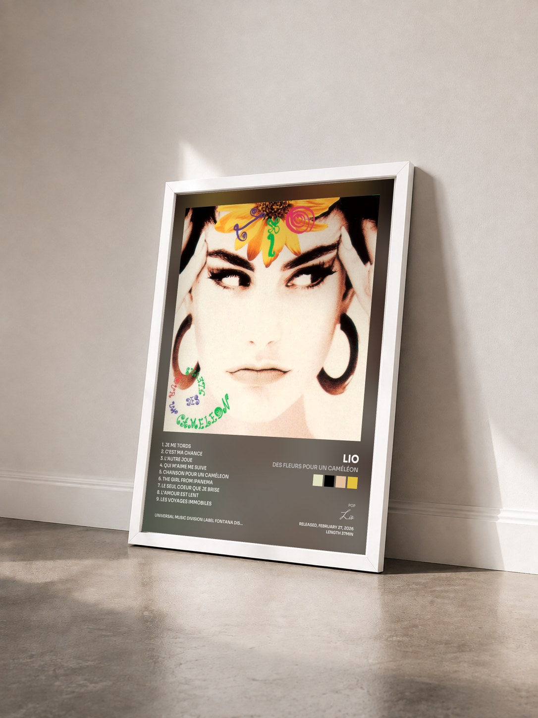 #blanc Tableau de l'album Des fleurs pour un caméléon de Lio vu de trois quarts, cadre blanc