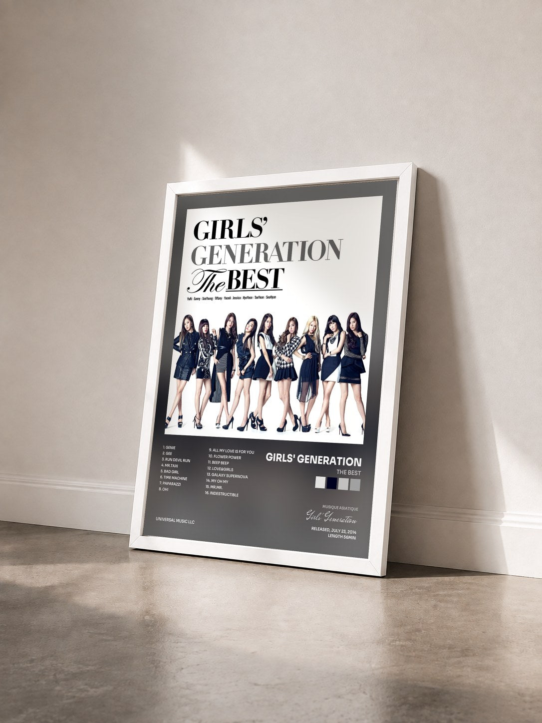 #blanc Tableau de l'album The Best de Girls' Generation vu de trois quarts, cadre blanc