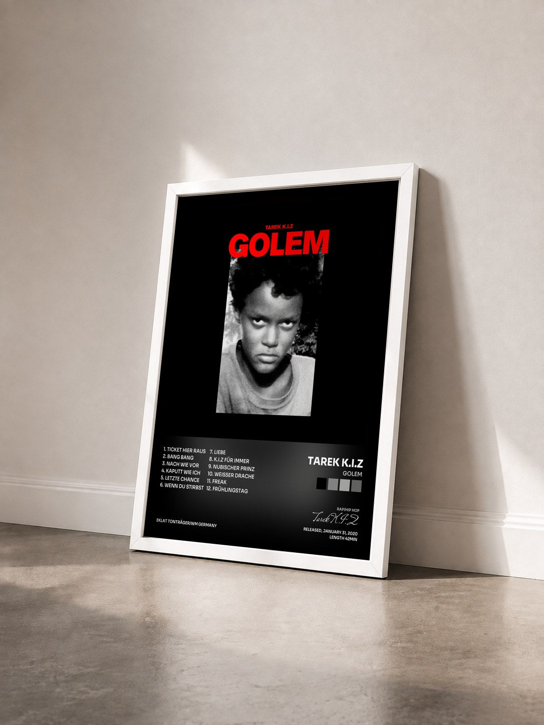 #blanc Tableau de l'album Golem de Tarek K.I.Z vu de trois quarts, cadre blanc