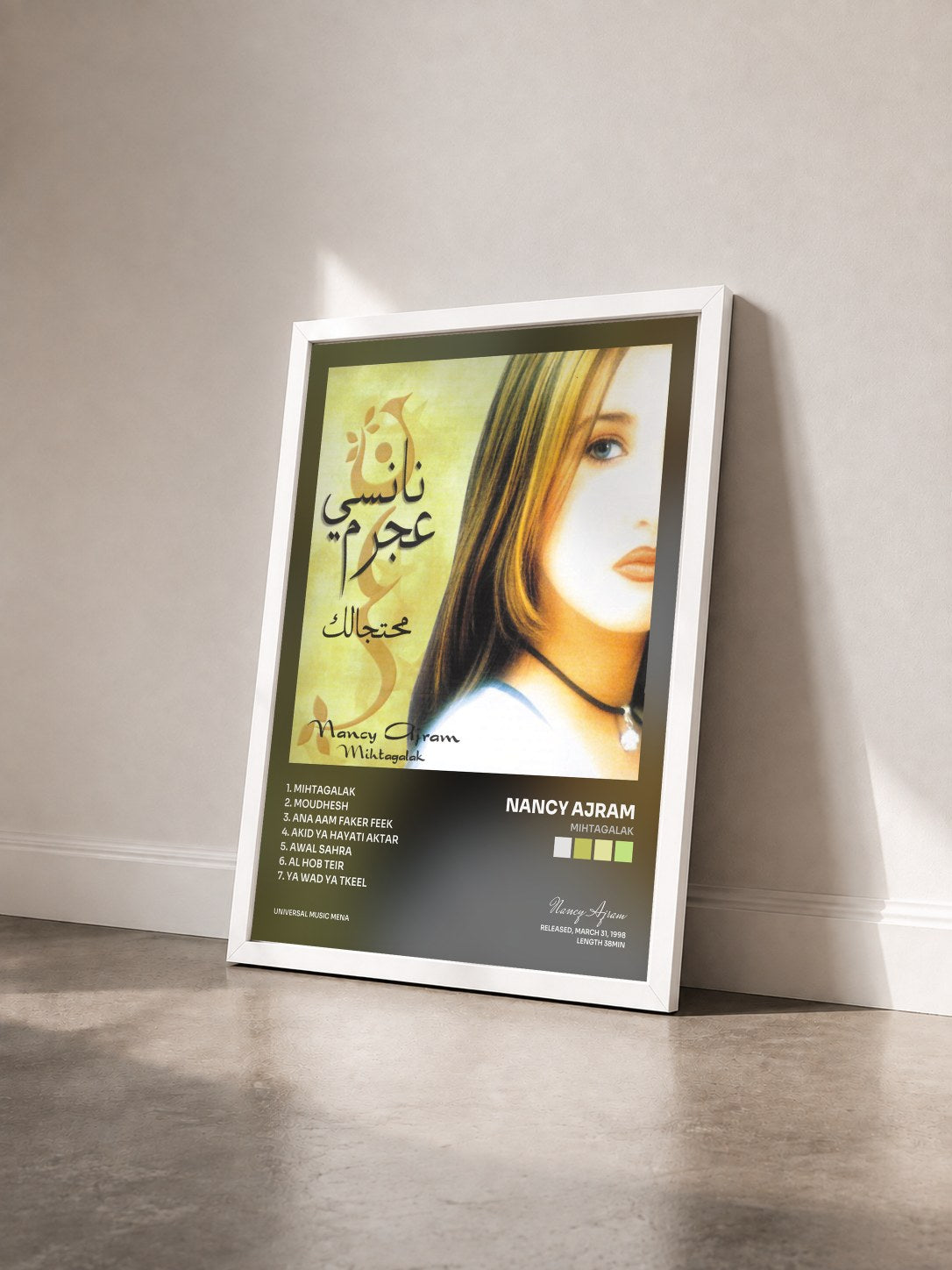 #blanc Tableau de l'album Mihtagalak de Nancy Ajram vu de trois quarts, cadre blanc