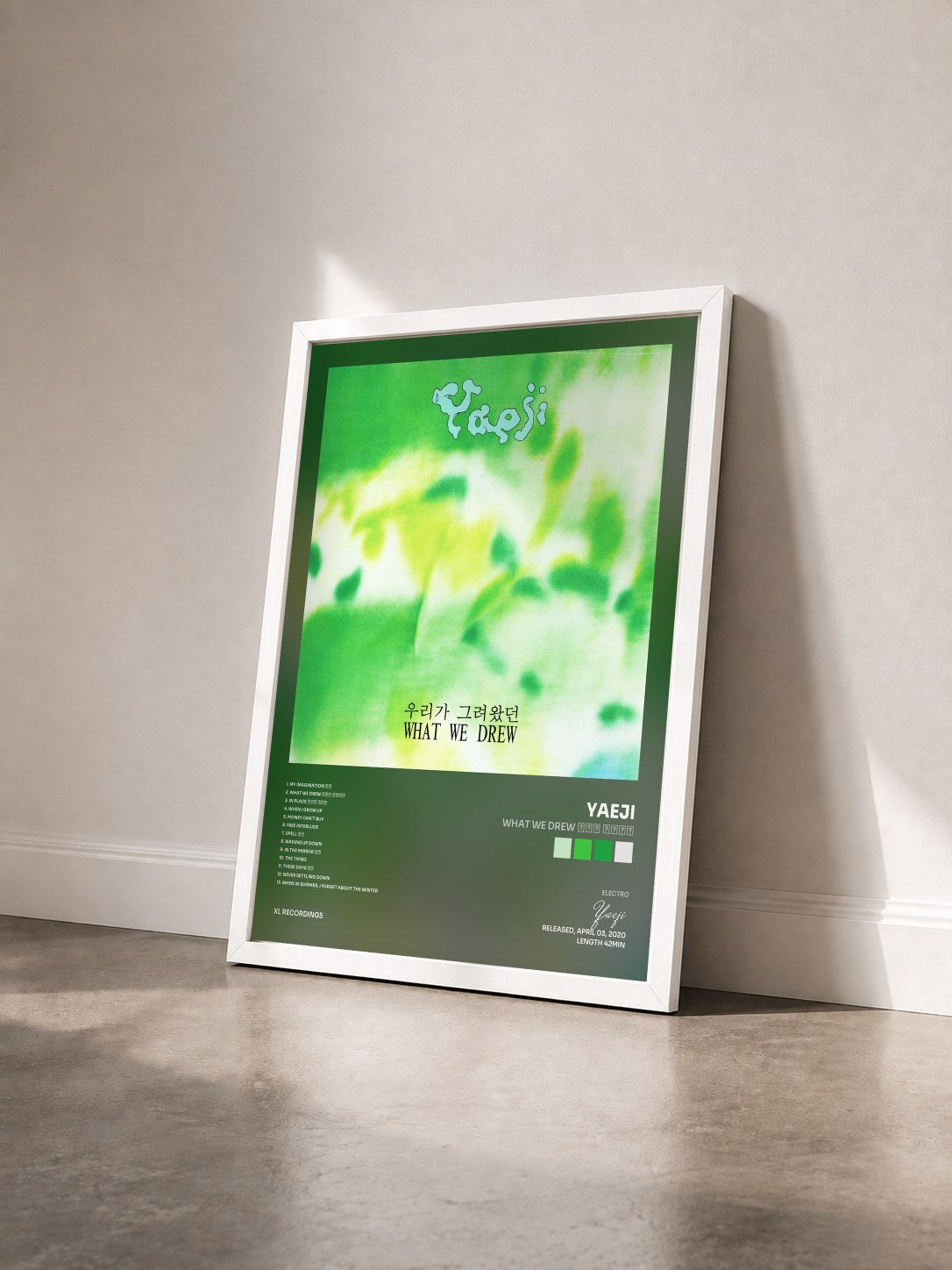 #blanc Tableau de l'album WHAT WE DREW 우리가 그려왔던 de Yaeji vu de trois quarts, cadre blanc