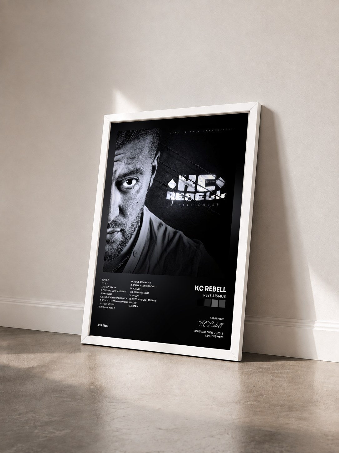#blanc Tableau de l'album Rebellismus de KC Rebell vu de trois quarts, cadre blanc