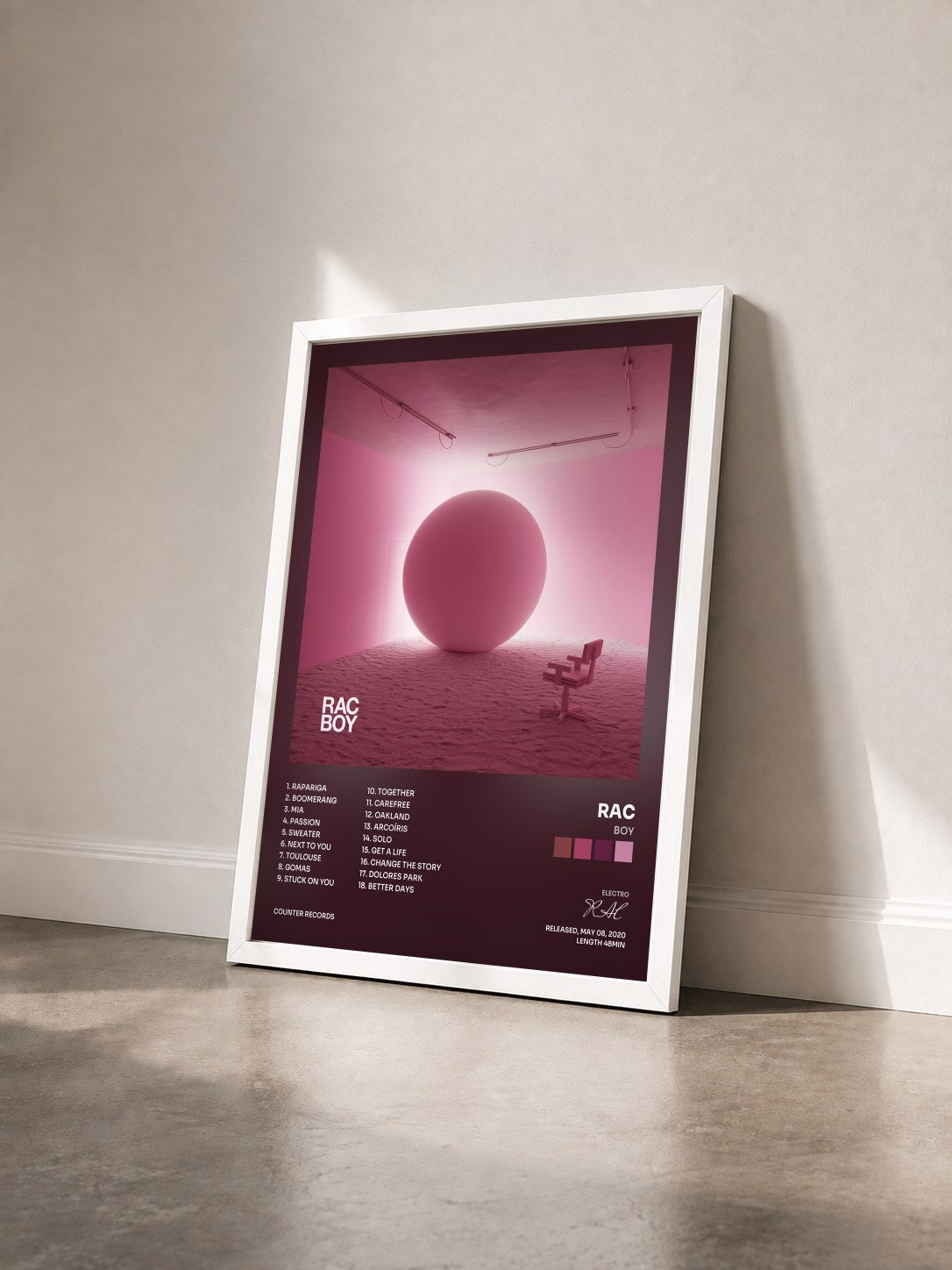 #blanc Tableau de l'album BOY de RAC vu de trois quarts, cadre blanc