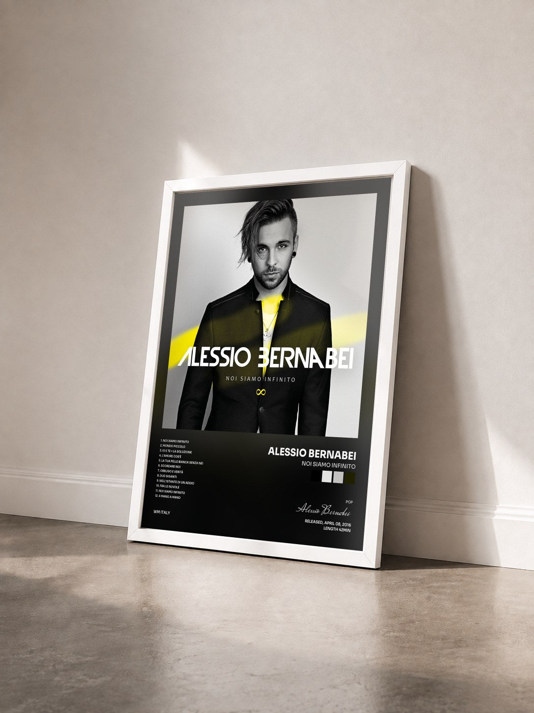 #blanc Tableau de l'album Noi siamo infinito de Alessio Bernabei vu de trois quarts, cadre blanc