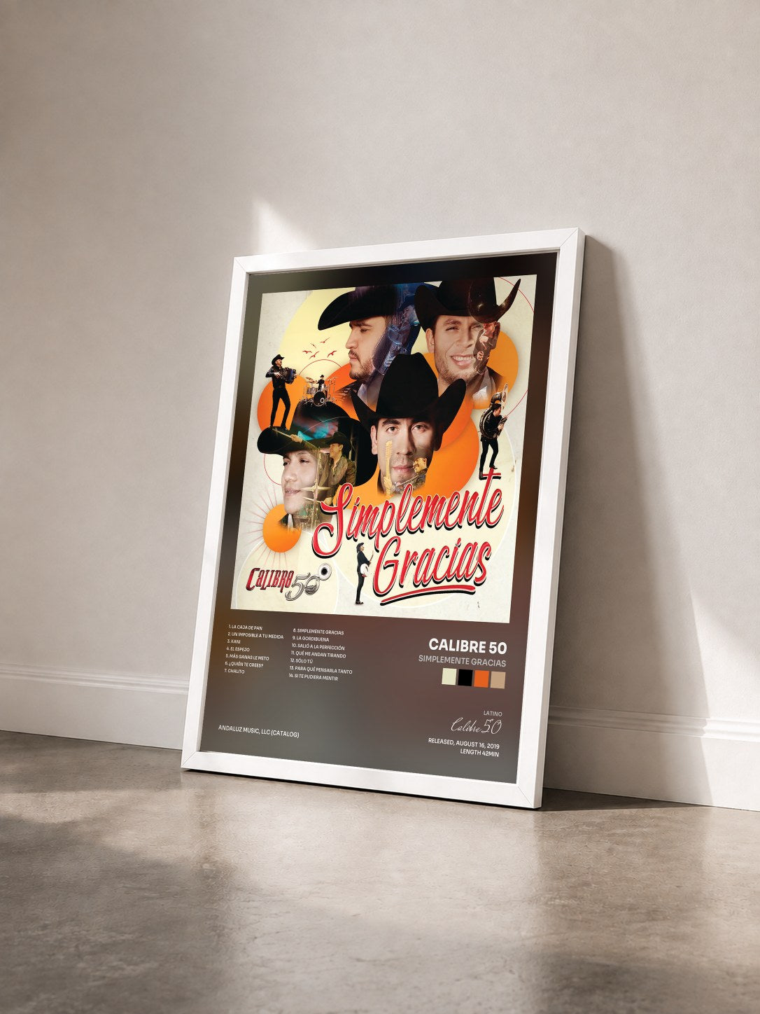 #blanc Tableau de l'album Simplemente Gracias de Calibre 50 vu de trois quarts, cadre blanc