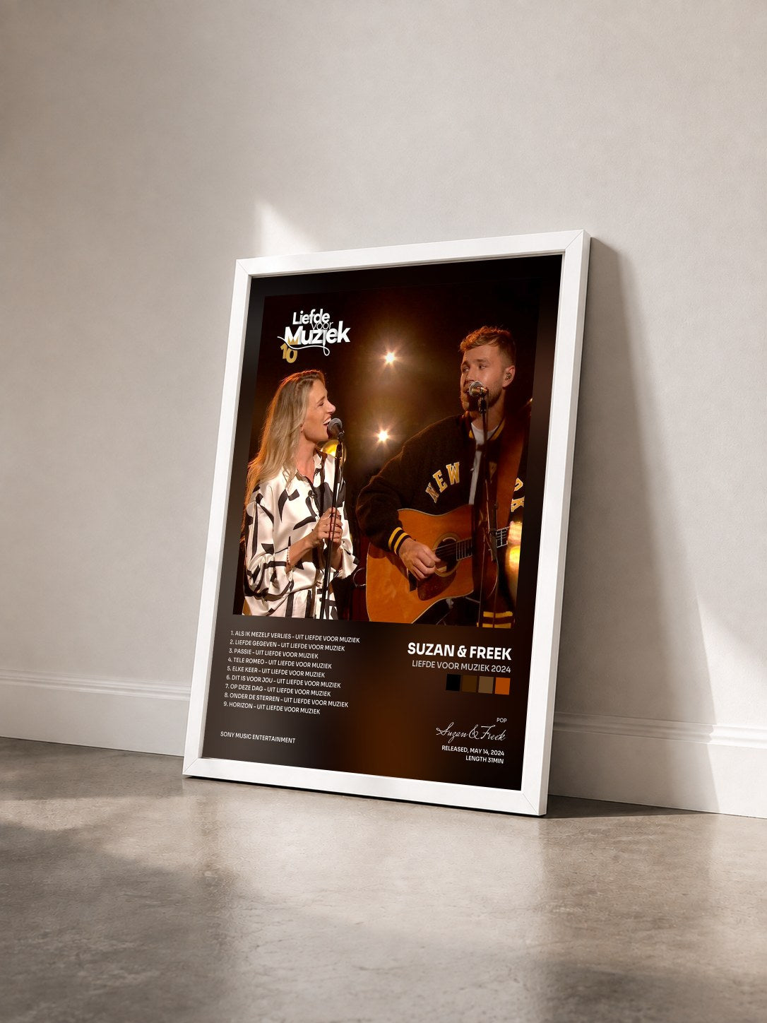 #blanc Tableau de l'album Liefde Voor Muziek 2024 de Suzan & Freek vu de trois quarts, cadre blanc