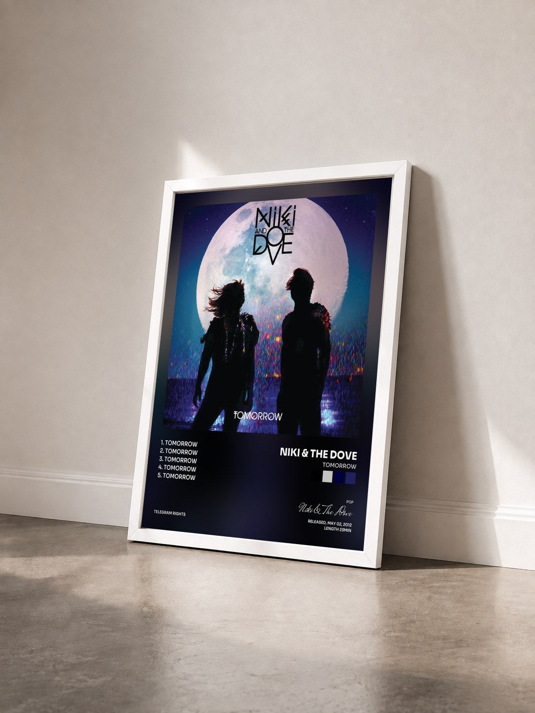 #blanc Tableau de l'album Tomorrow de Niki & The Dove vu de trois quarts, cadre blanc