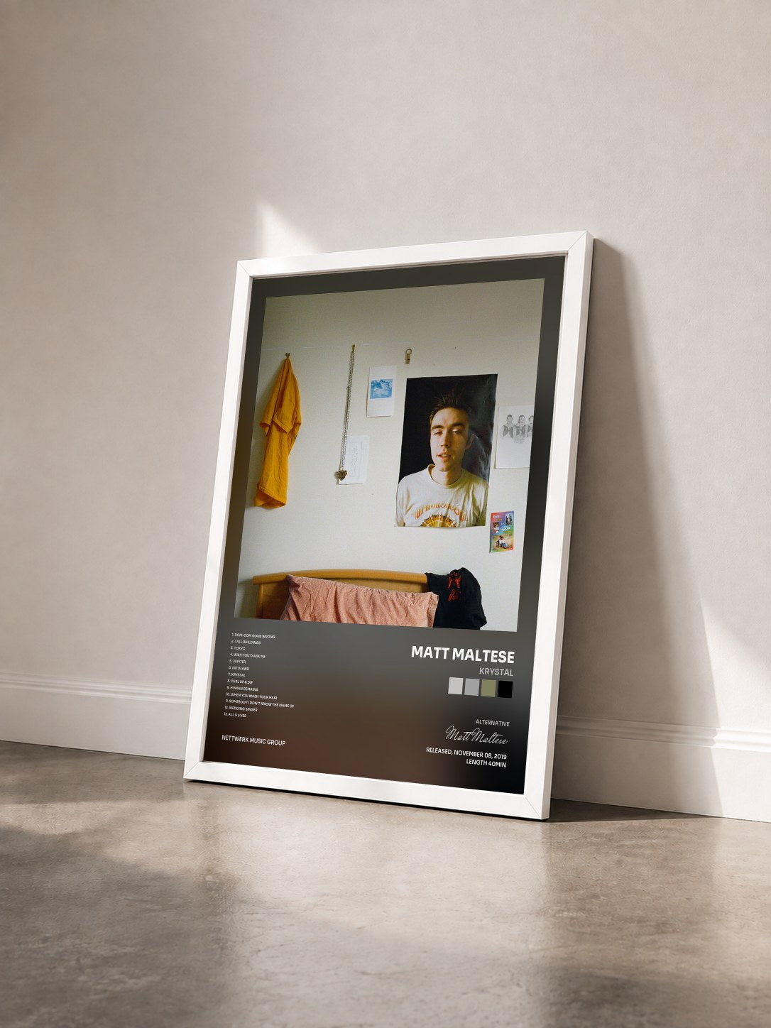 #blanc Tableau de l'album Krystal de Matt Maltese vu de trois quarts, cadre blanc