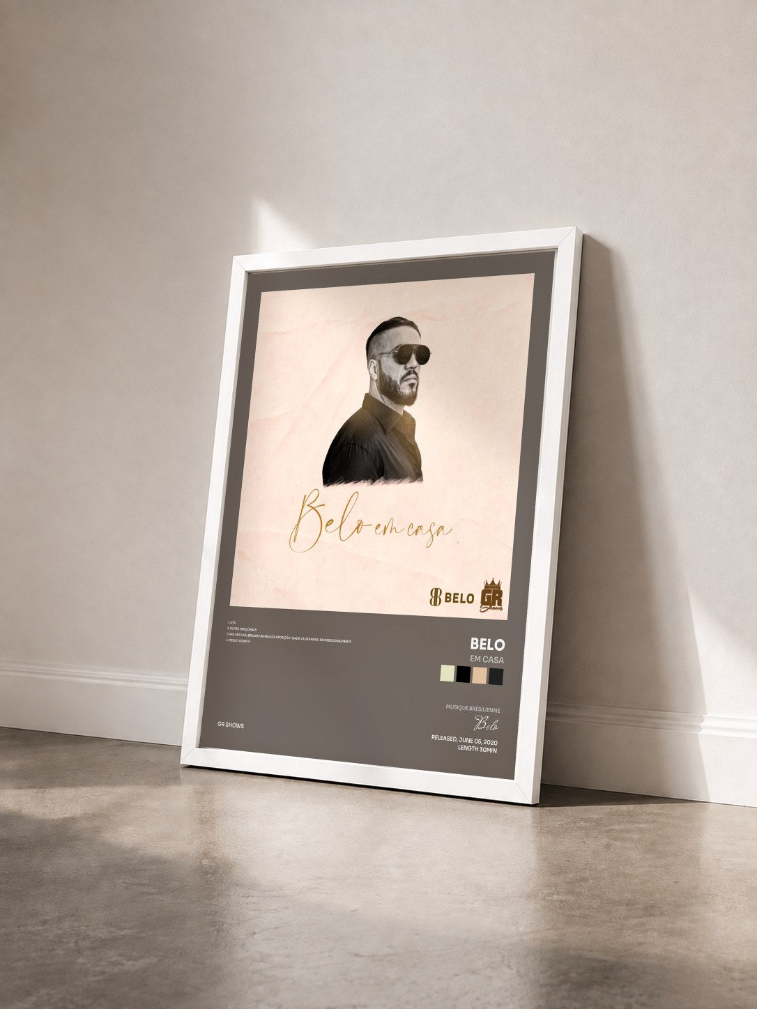 #blanc Tableau de l'album Em Casa de Belo vu de trois quarts, cadre blanc
