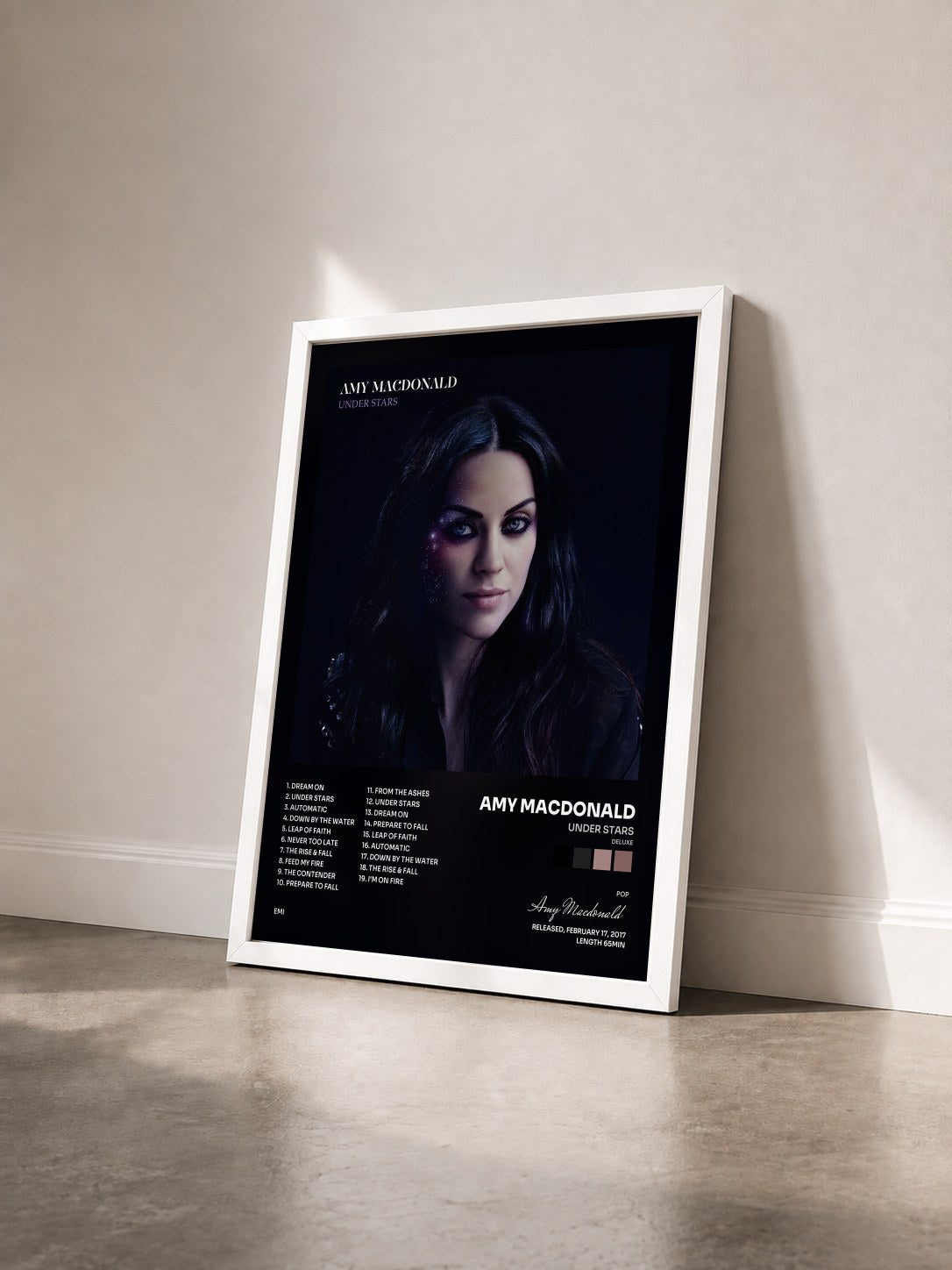 #blanc Tableau de l'album Under Stars (Deluxe) de Amy Macdonald vu de trois quarts, cadre blanc