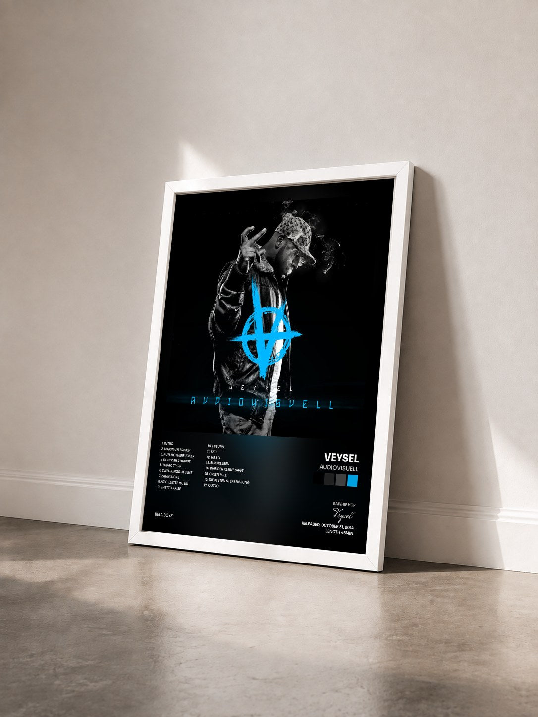 #blanc Tableau de l'album Audiovisuell de Veysel vu de trois quarts, cadre blanc