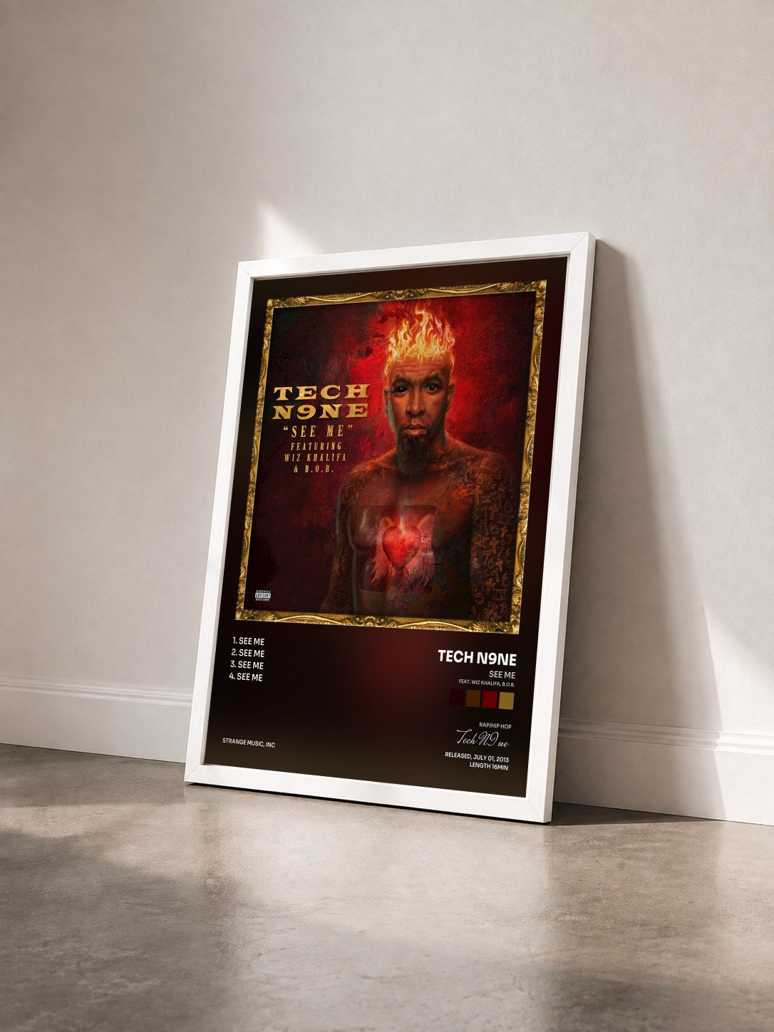 #blanc Tableau de l'album See Me (feat. Wiz Khalifa, B.o.B.) de Tech N9ne vu de trois quarts, cadre blanc