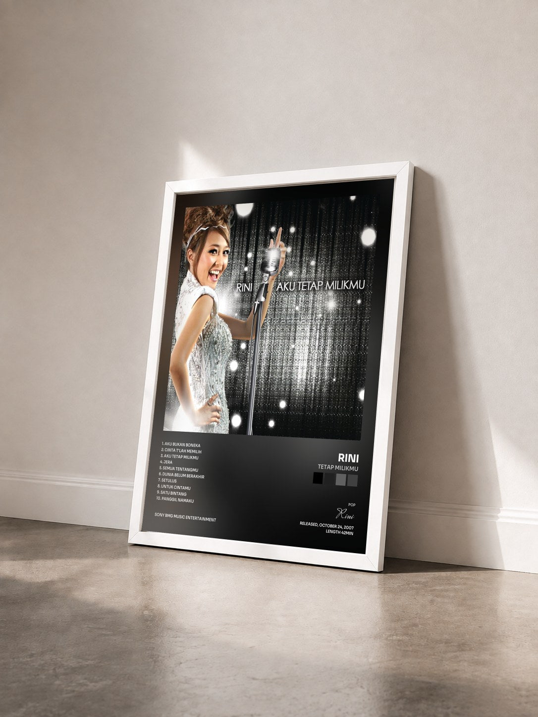 #blanc Tableau de l'album Tetap Milikmu de Rini vu de trois quarts, cadre blanc
