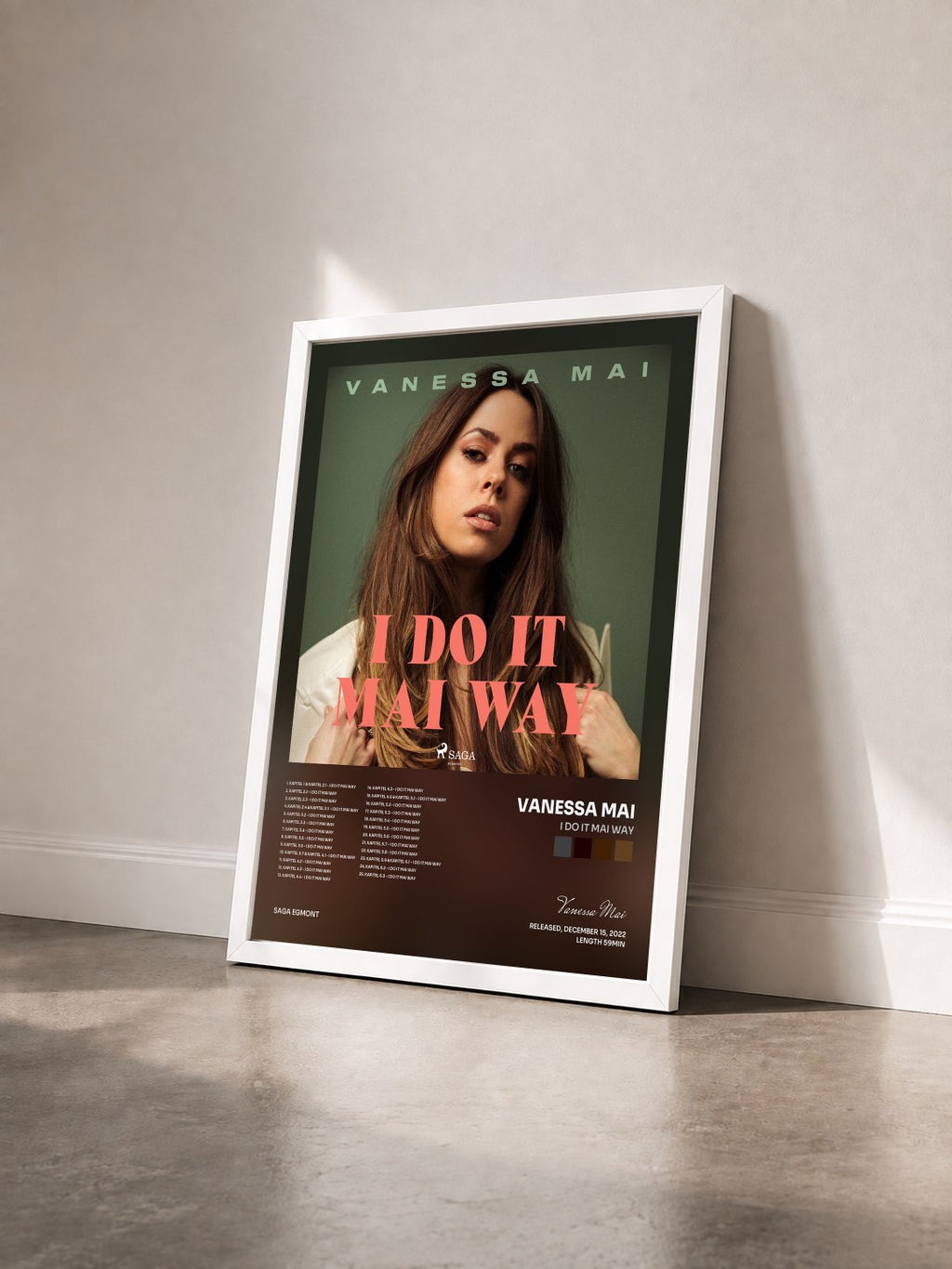 #blanc I Do It Mai Way von Vanessa Mai als gerahmter Kunstdruck von schräg gesehen, weißer Rahmen