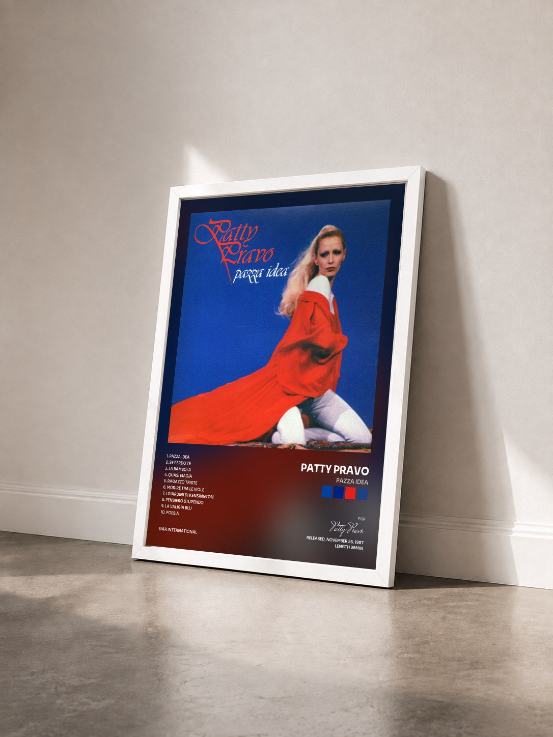 #blanc Tableau de l'album Pazza idea de Patty Pravo vu de trois quarts, cadre blanc