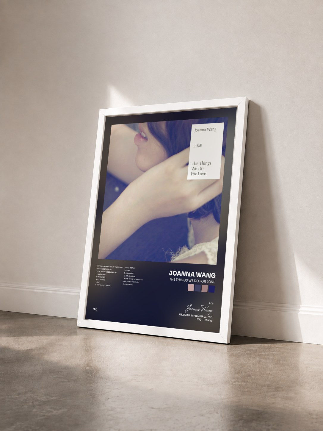 #blanc Tableau de l'album The Things We Do for Love de Joanna Wang vu de trois quarts, cadre blanc