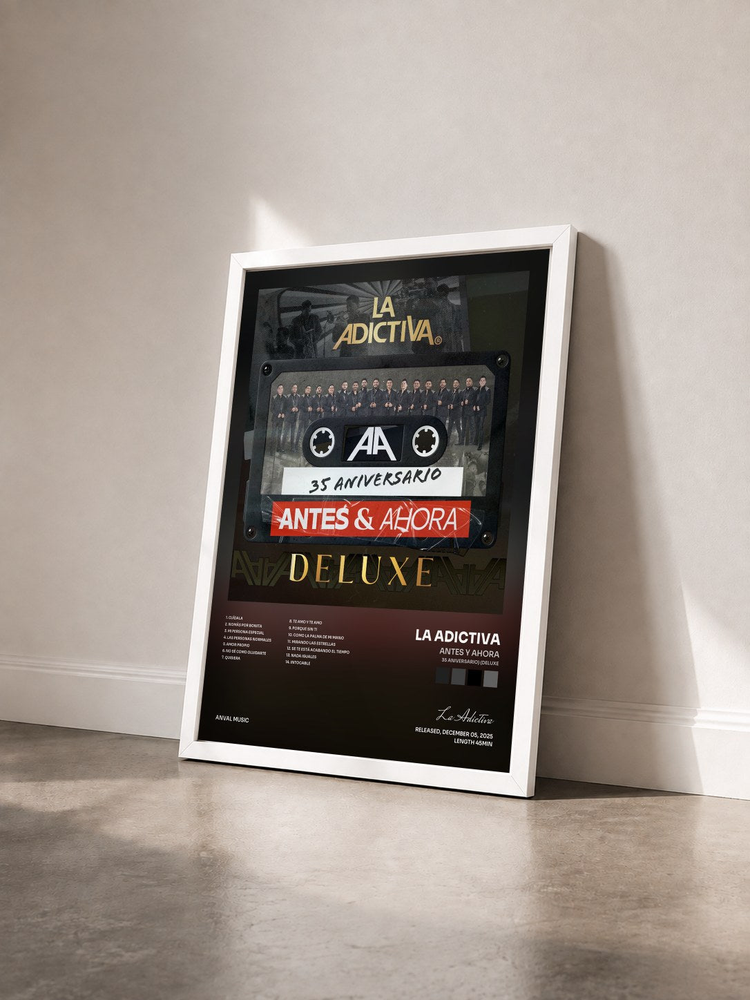 #blanc Tableau de l'album Antes y Ahora (35 Aniversario) (Deluxe) de La Adictiva vu de trois quarts, cadre blanc