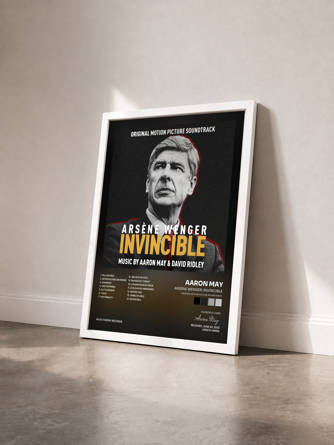 #blanc Tableau de l'album Arsène Wenger: Invincible (Original Motion Picture Soundtrack) de Aaron May vu de trois quarts, cadre blanc