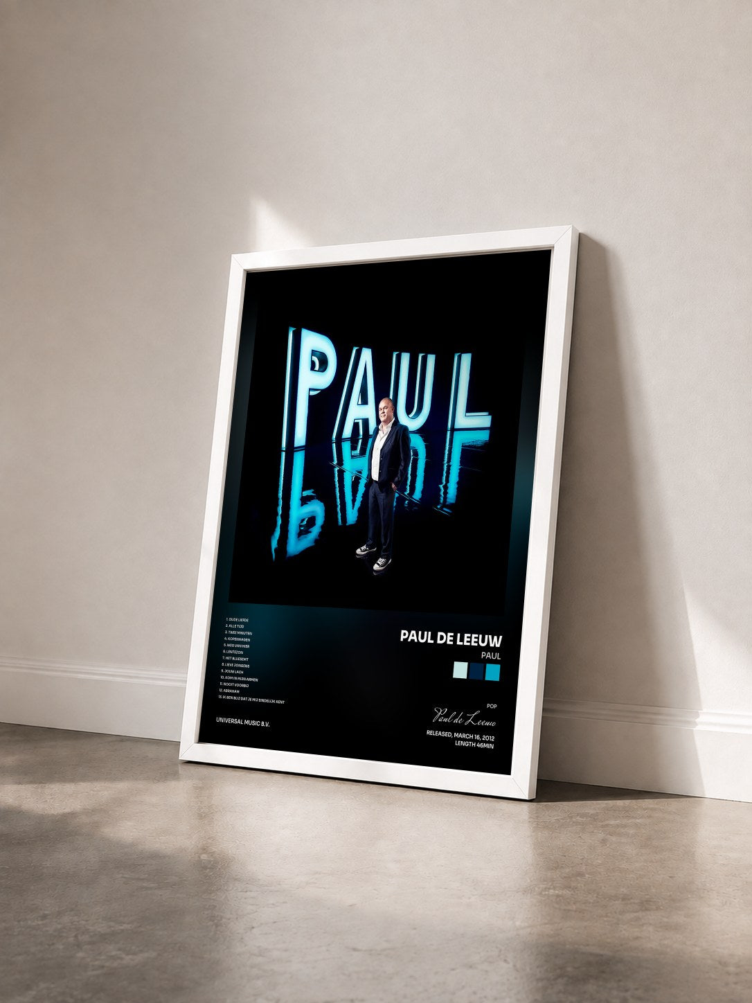 #blanc Tableau de l'album PAUL de Paul de Leeuw vu de trois quarts, cadre blanc