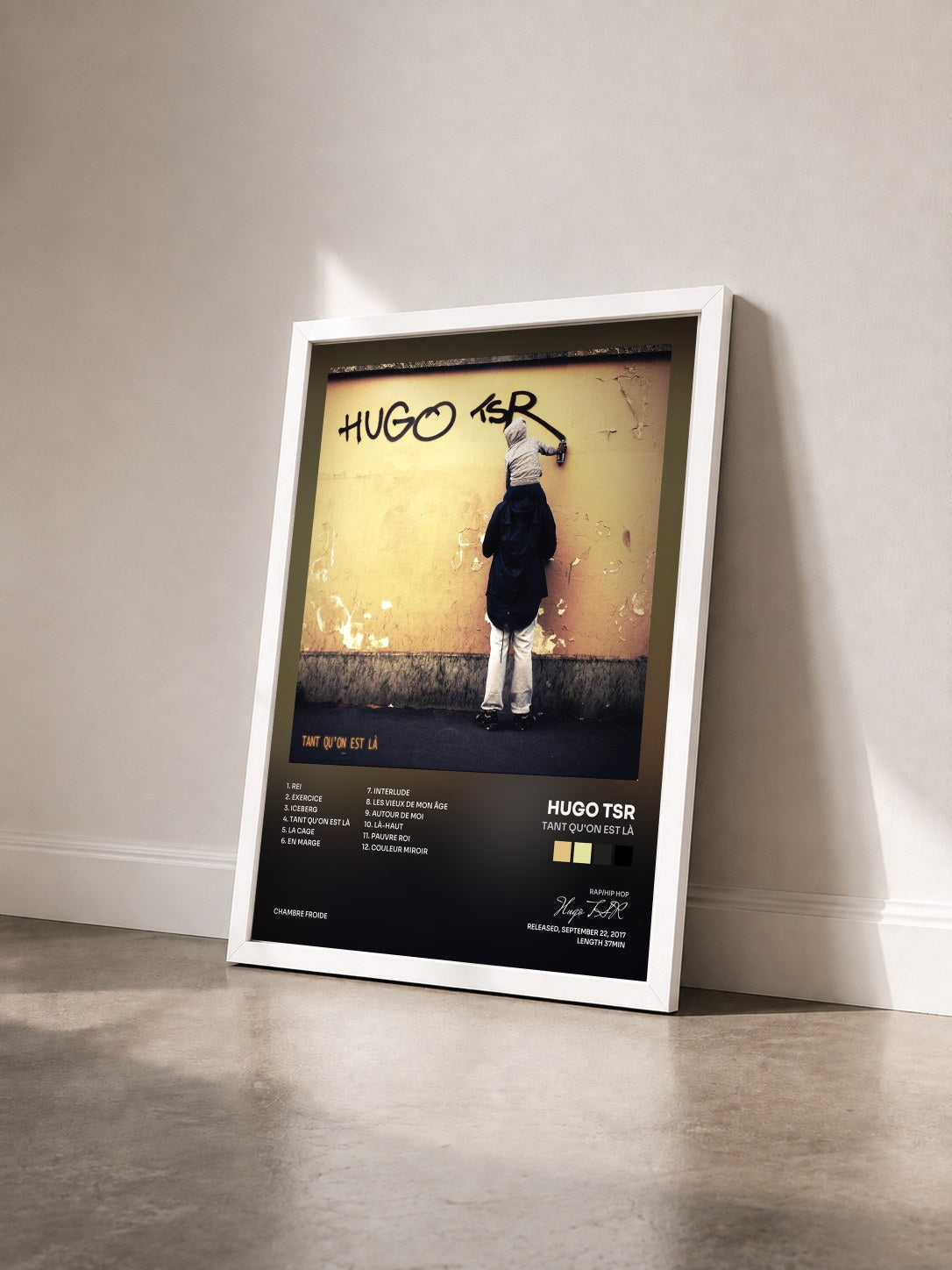 #blanc Tableau de l'album Tant qu'on est là de Hugo TSR vu de trois quarts, cadre blanc