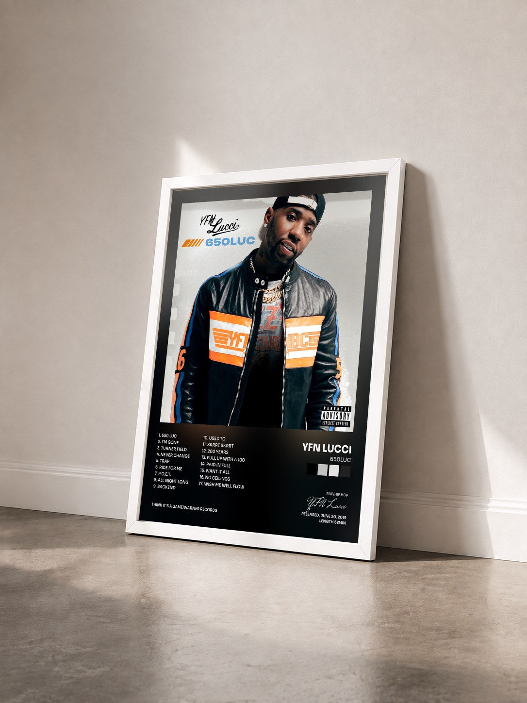 #blanc Tableau de l'album 650Luc de YFN Lucci vu de trois quarts, cadre blanc