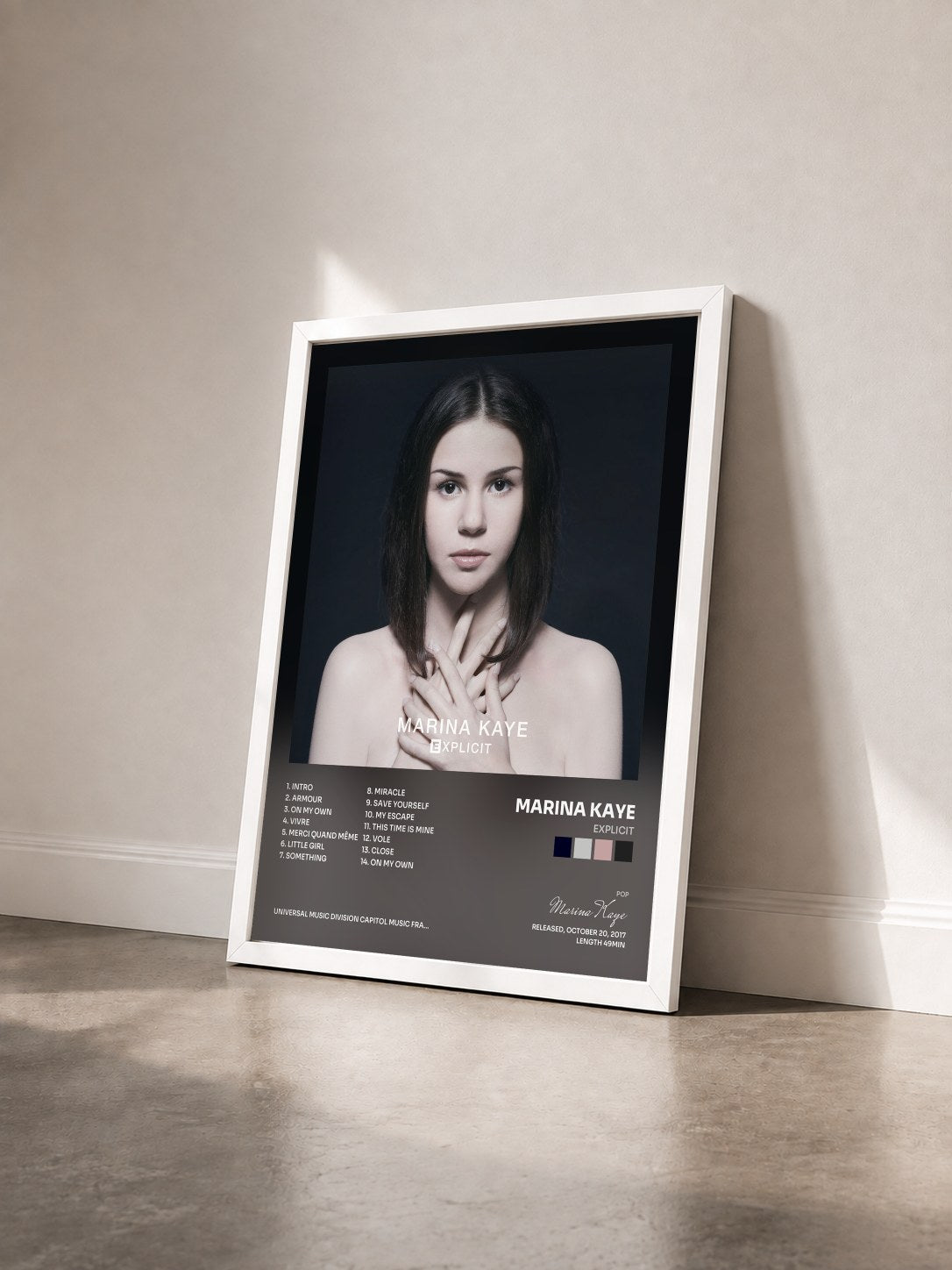 #blanc Tableau de l'album Explicit de Marina Kaye vu de trois quarts, cadre blanc