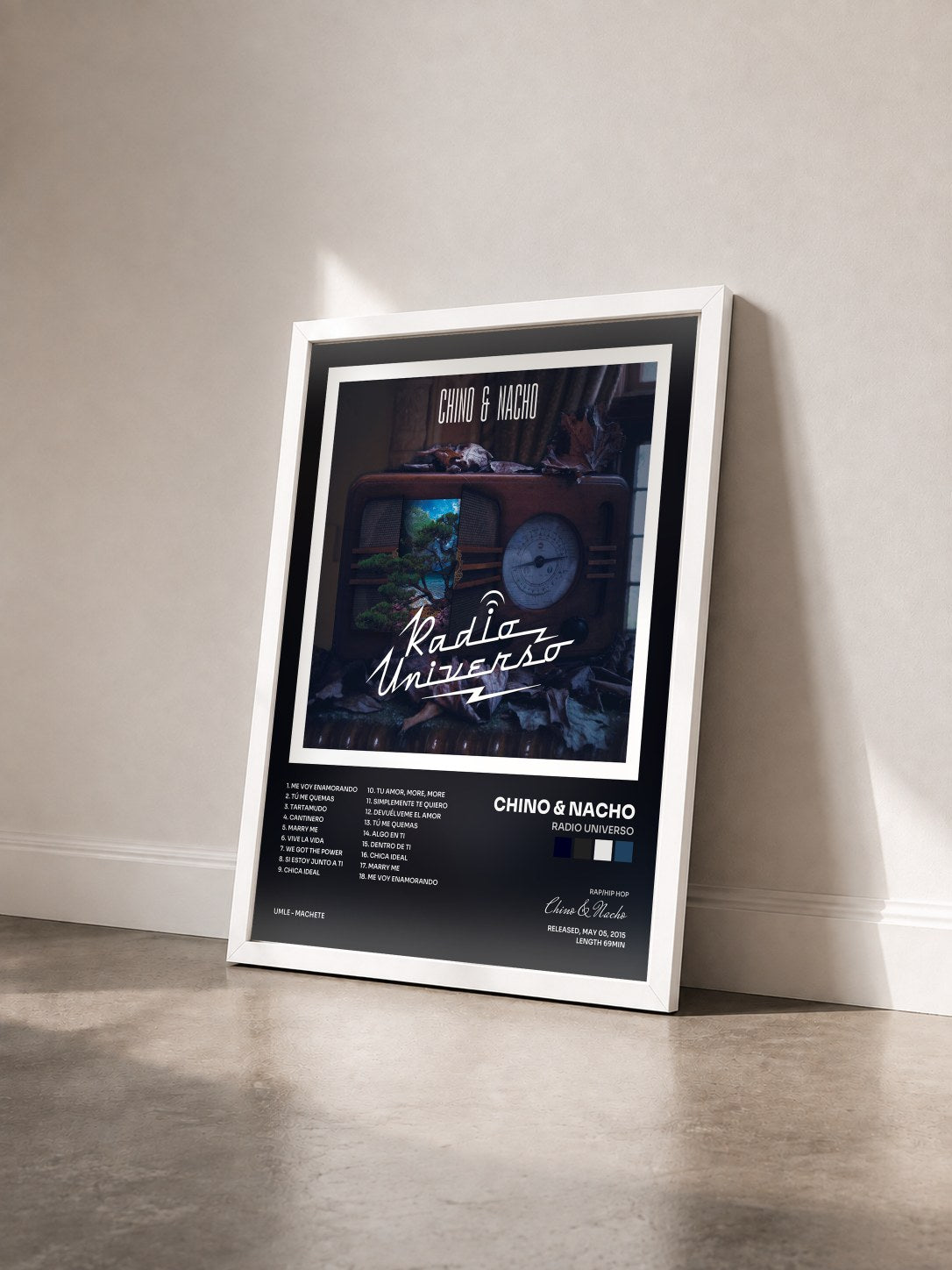 #blanc Tableau de l'album Radio Universo de Chino & Nacho vu de trois quarts, cadre blanc