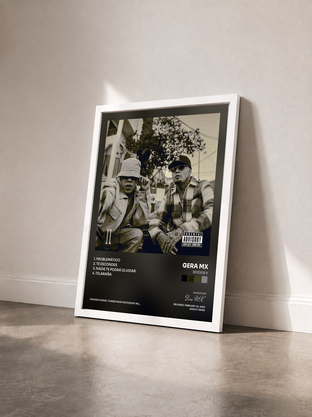 #blanc Tableau de l'album Socios II de Gera MX vu de trois quarts, cadre blanc