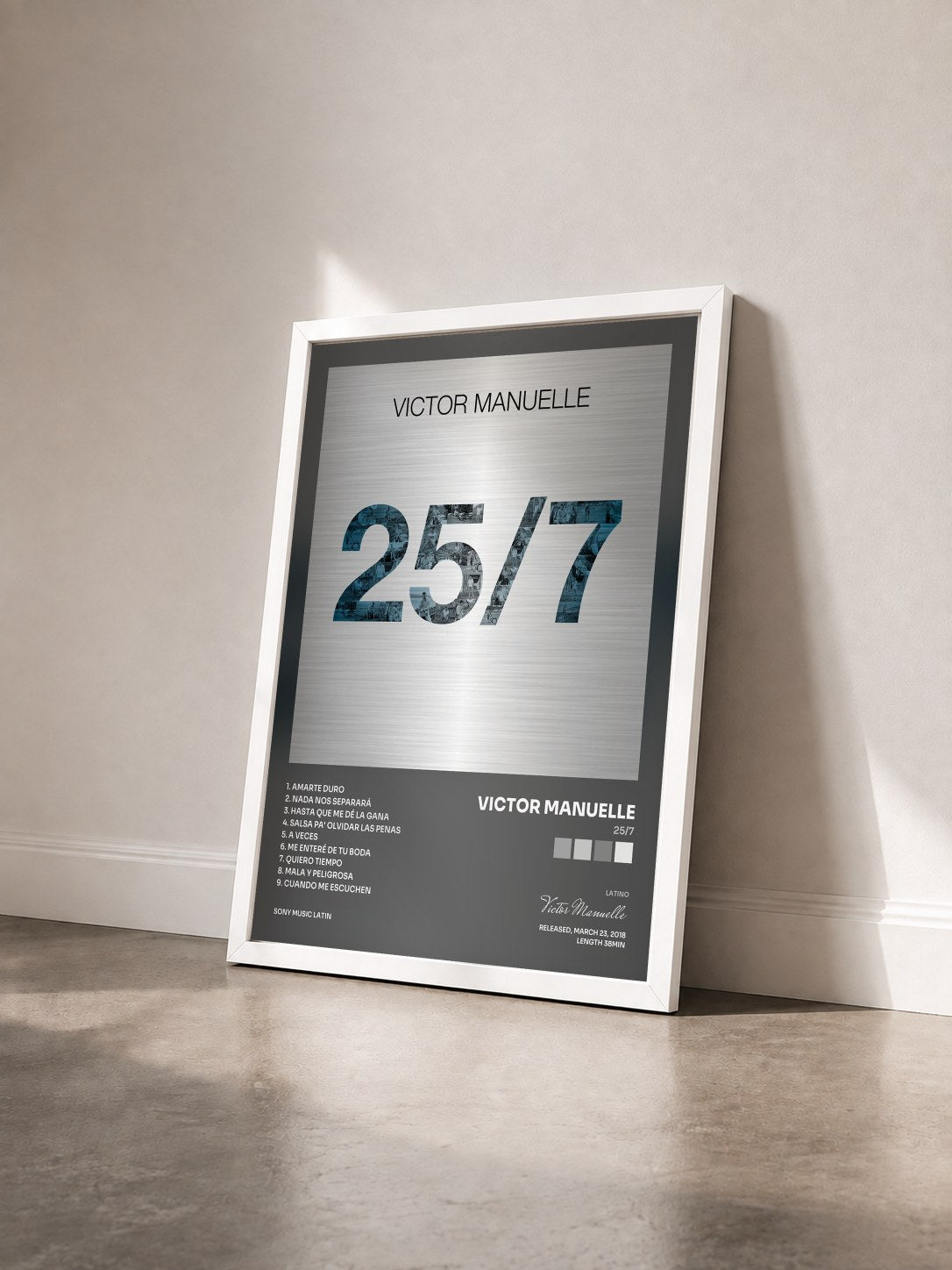 #blanc Tableau de l'album 25/7 de Victor Manuelle vu de trois quarts, cadre blanc