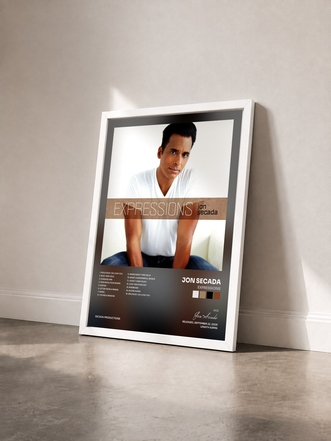 #blanc Tableau de l'album Expressions de Jon Secada vu de trois quarts, cadre blanc