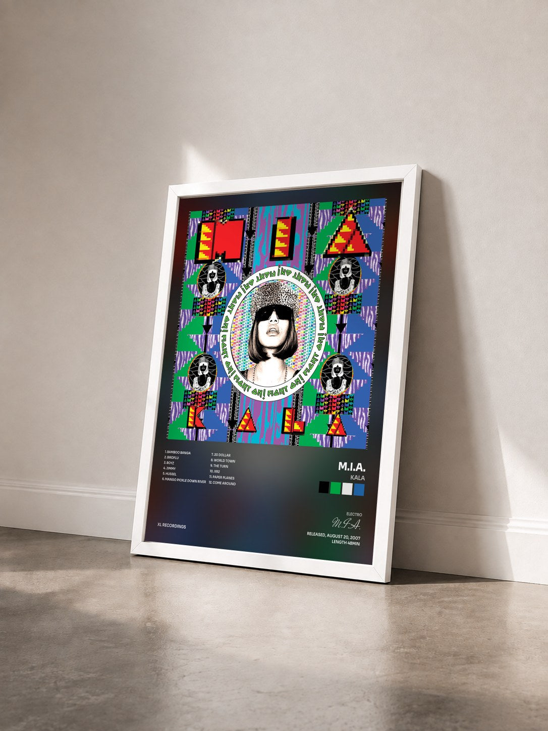 #blanc Tableau de l'album Kala de M.I.A. vu de trois quarts, cadre blanc