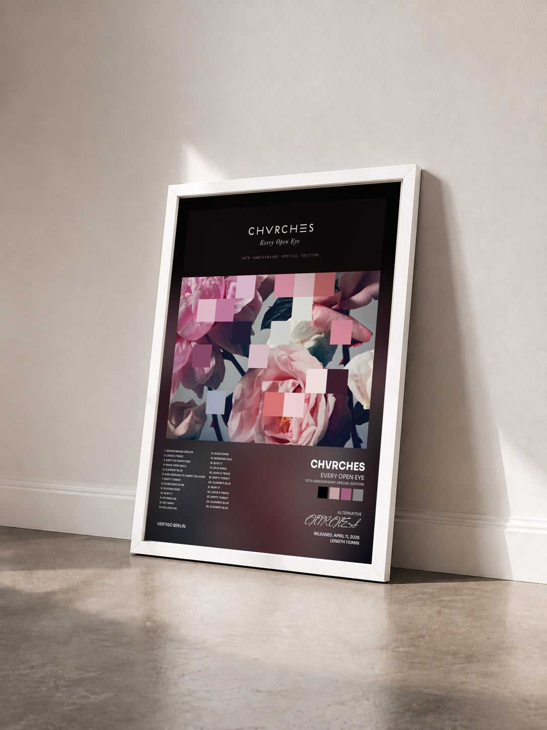 #blanc Tableau de l'album Every Open Eye (10th Anniversary Special Edition) de CHVRCHES vu de trois quarts, cadre blanc