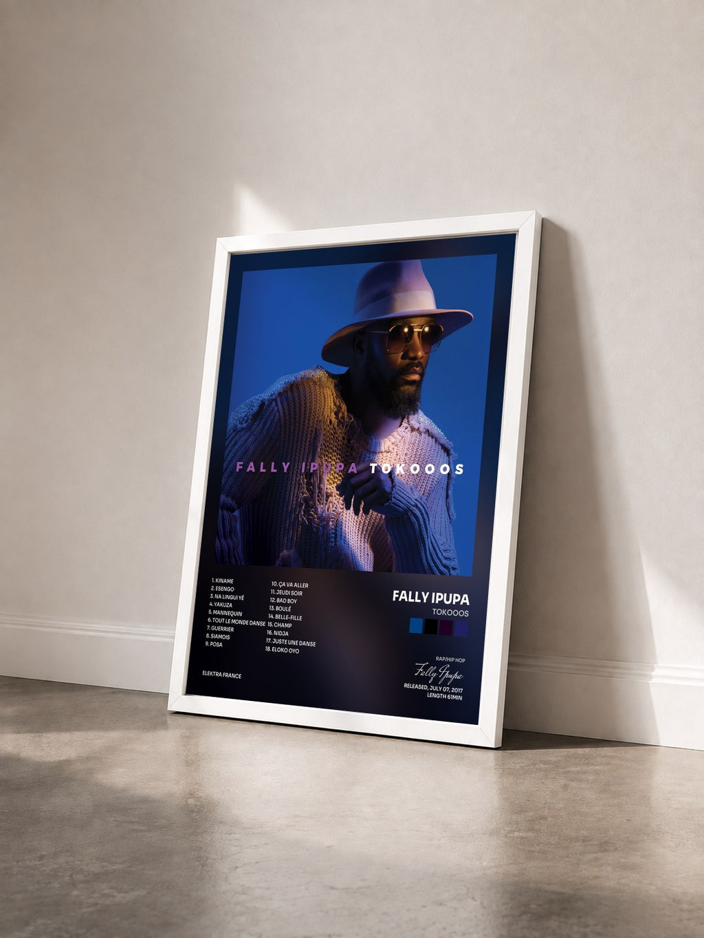 #blanc Tableau de l'album Tokooos de Fally Ipupa vu de trois quarts, cadre blanc