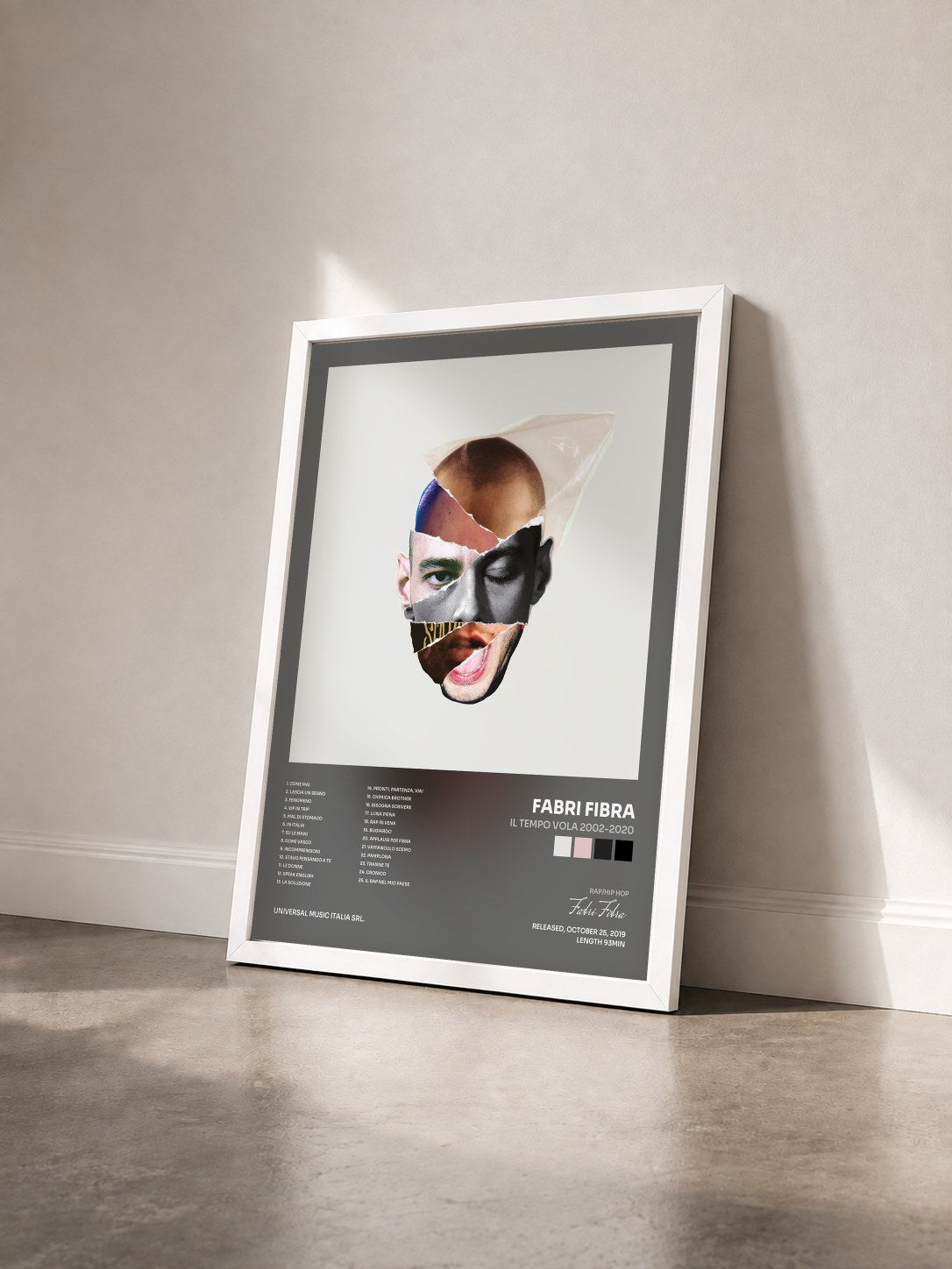 #blanc Tableau de l'album Il Tempo Vola 2002-2020 de Fabri Fibra vu de trois quarts, cadre blanc