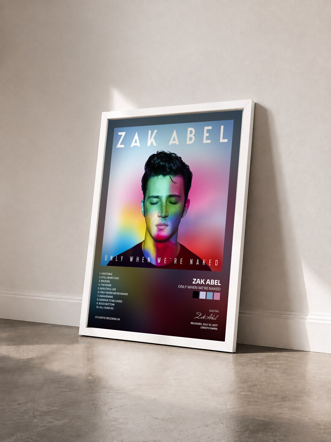 #blanc Tableau de l'album Only When We're Naked de Zak Abel vu de trois quarts, cadre blanc
