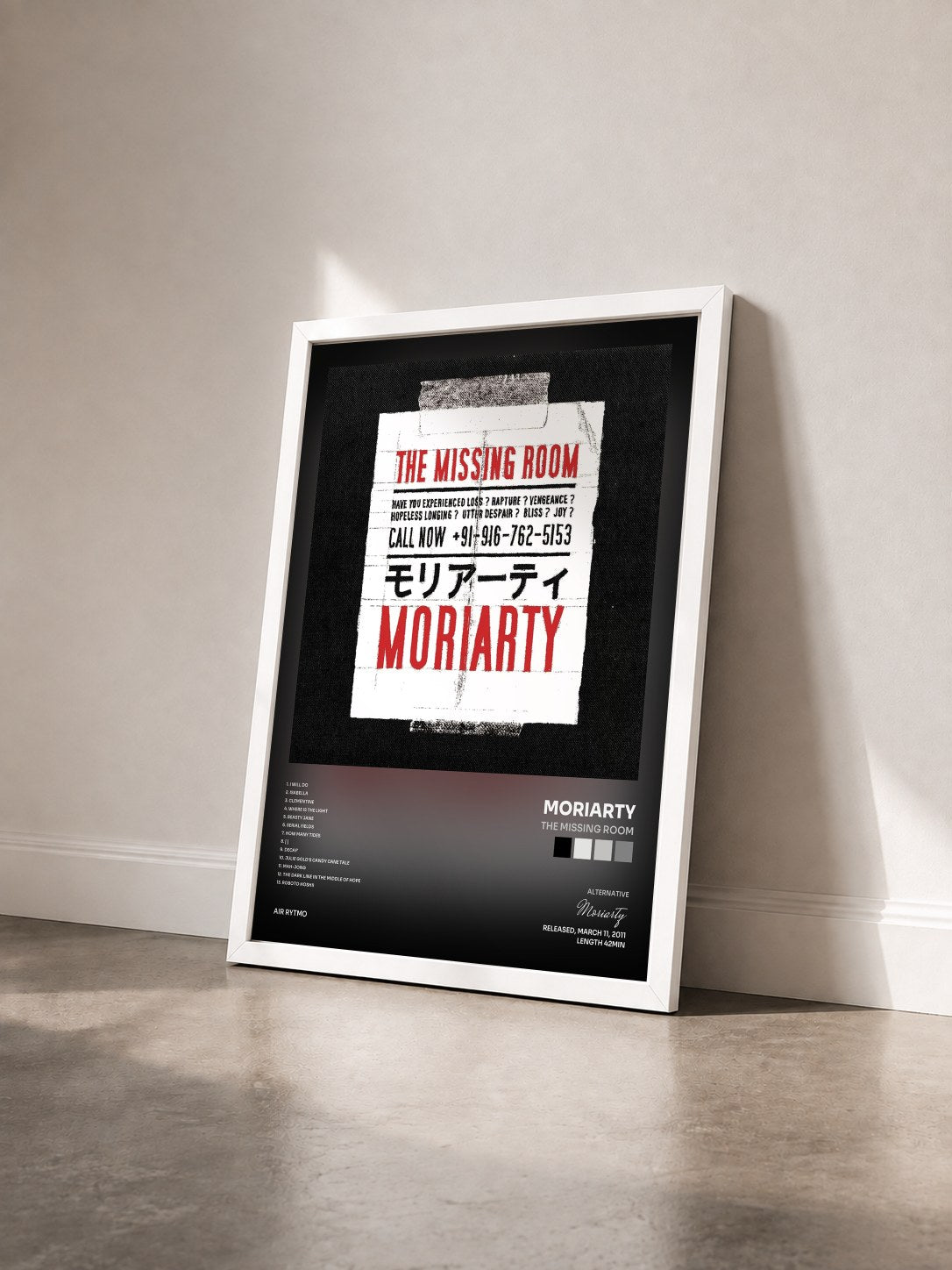 #blanc Tableau de l'album The Missing Room de Moriarty vu de trois quarts, cadre blanc