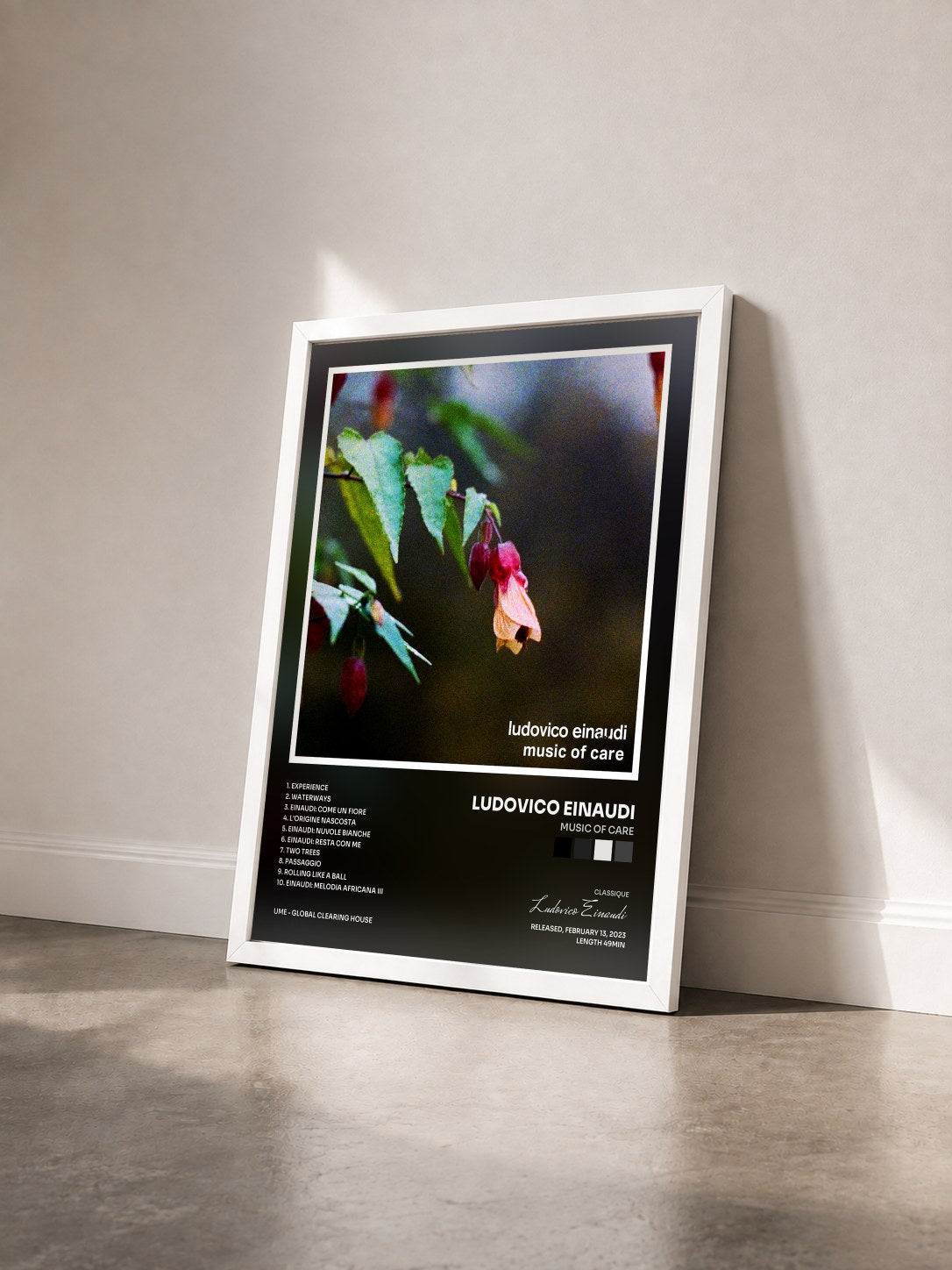 #blanc Tableau de l'album Music of Care de Ludovico Einaudi vu de trois quarts, cadre blanc